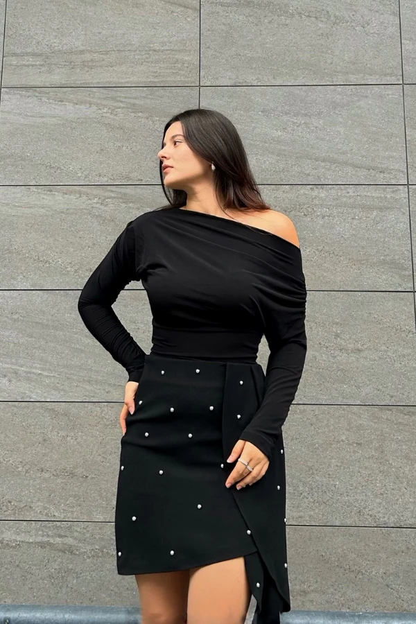 Siyah zımbalı etek