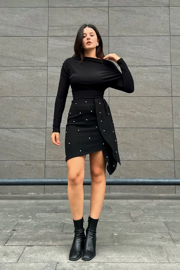 Siyah zımbalı etek