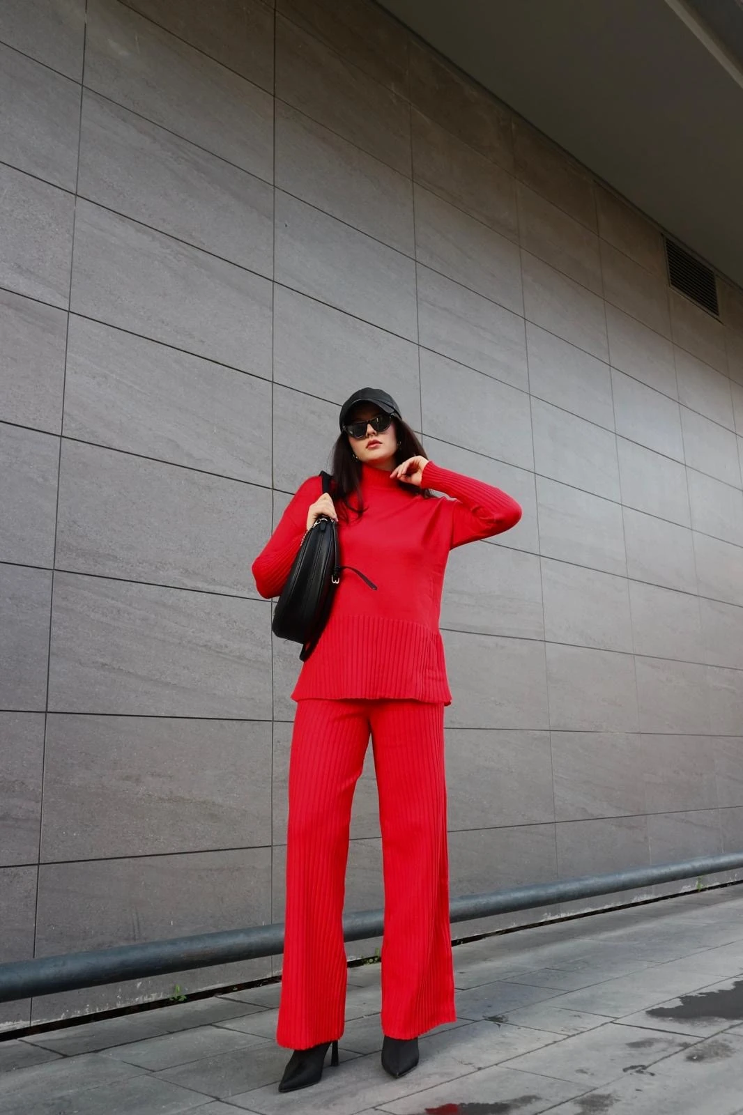 Kırmızı triko takım