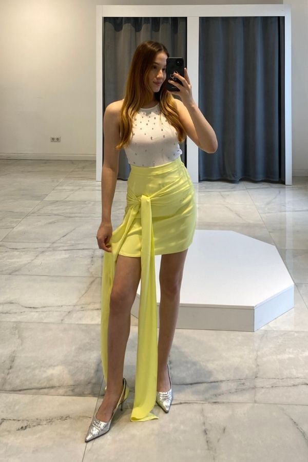 Sarı önden bağlama mini etek