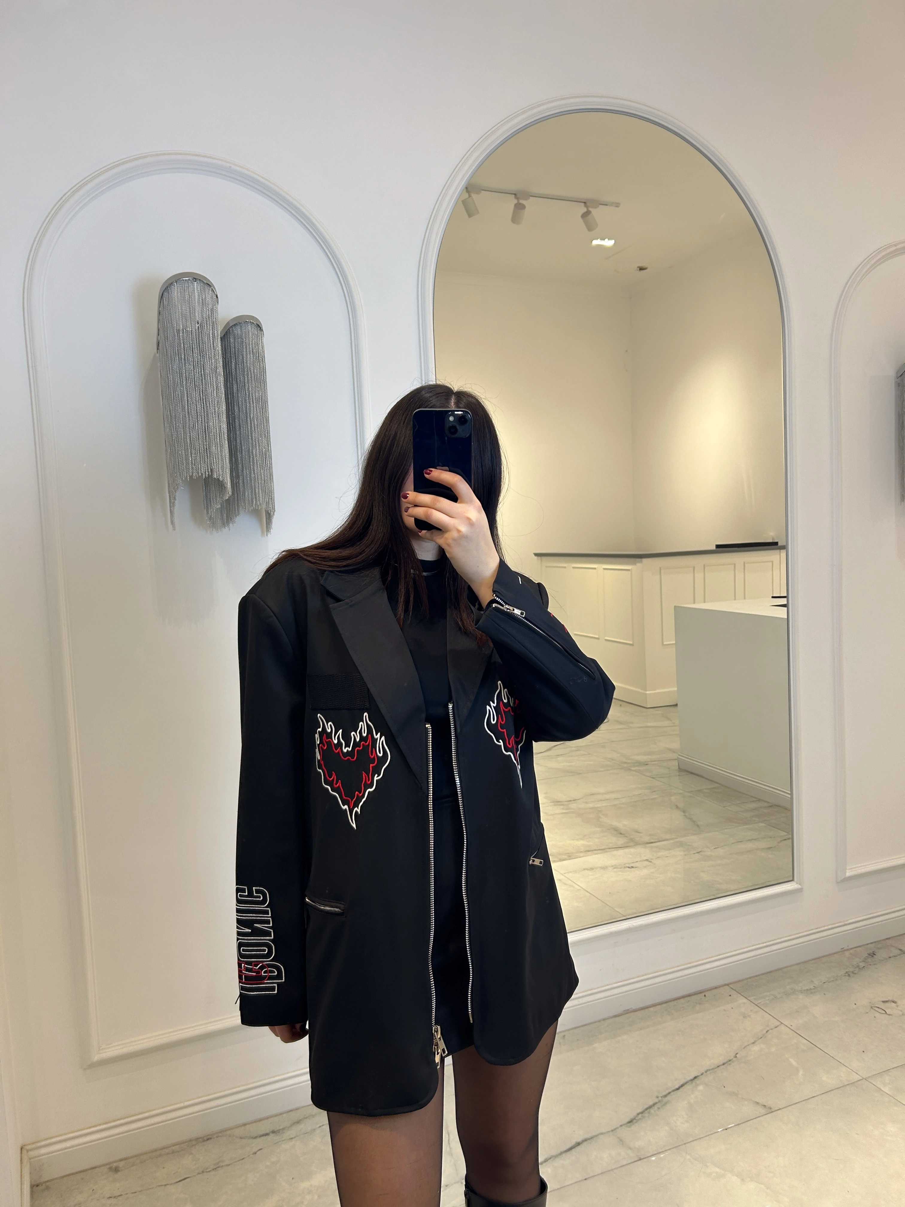 Siyah nakış ve fermuarlı ceket