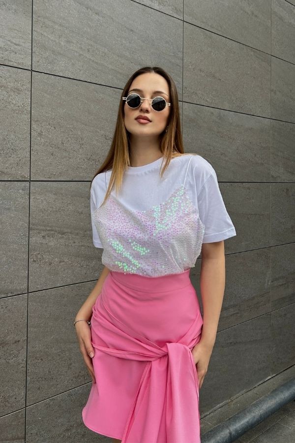 Beyaz pembe pullu tişört