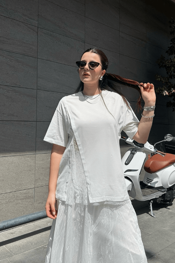 Beyaz dantel detaylı tshirt