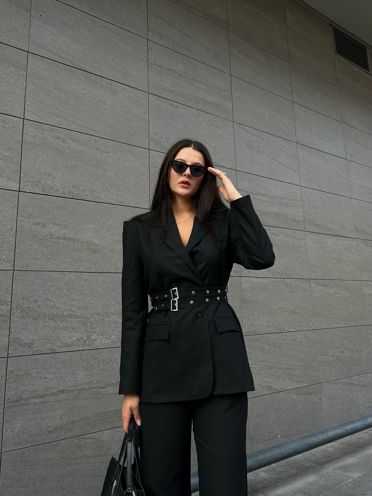 Siyah zımba kemerli blazer takım