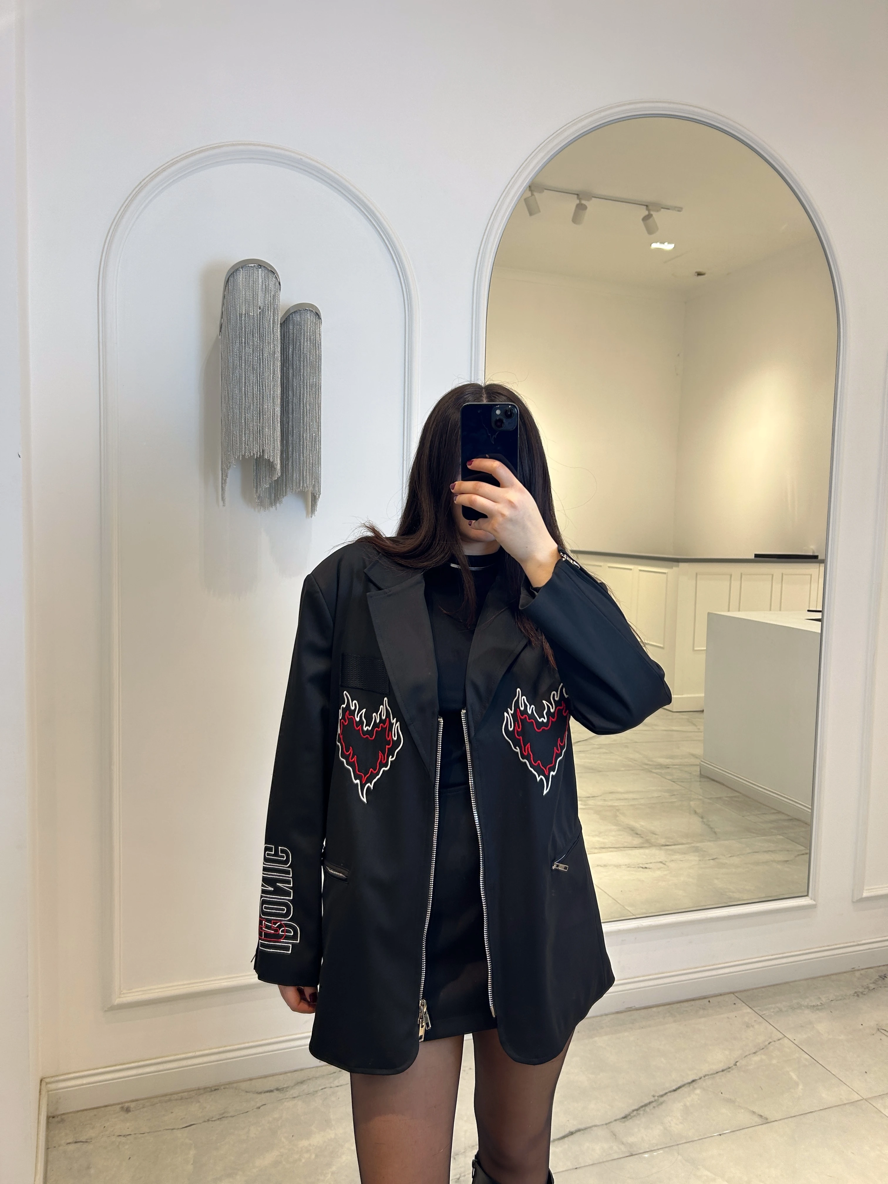 Siyah nakış ve fermuarlı ceket