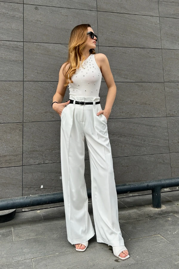 Beyaz kemer detaylı pantolon