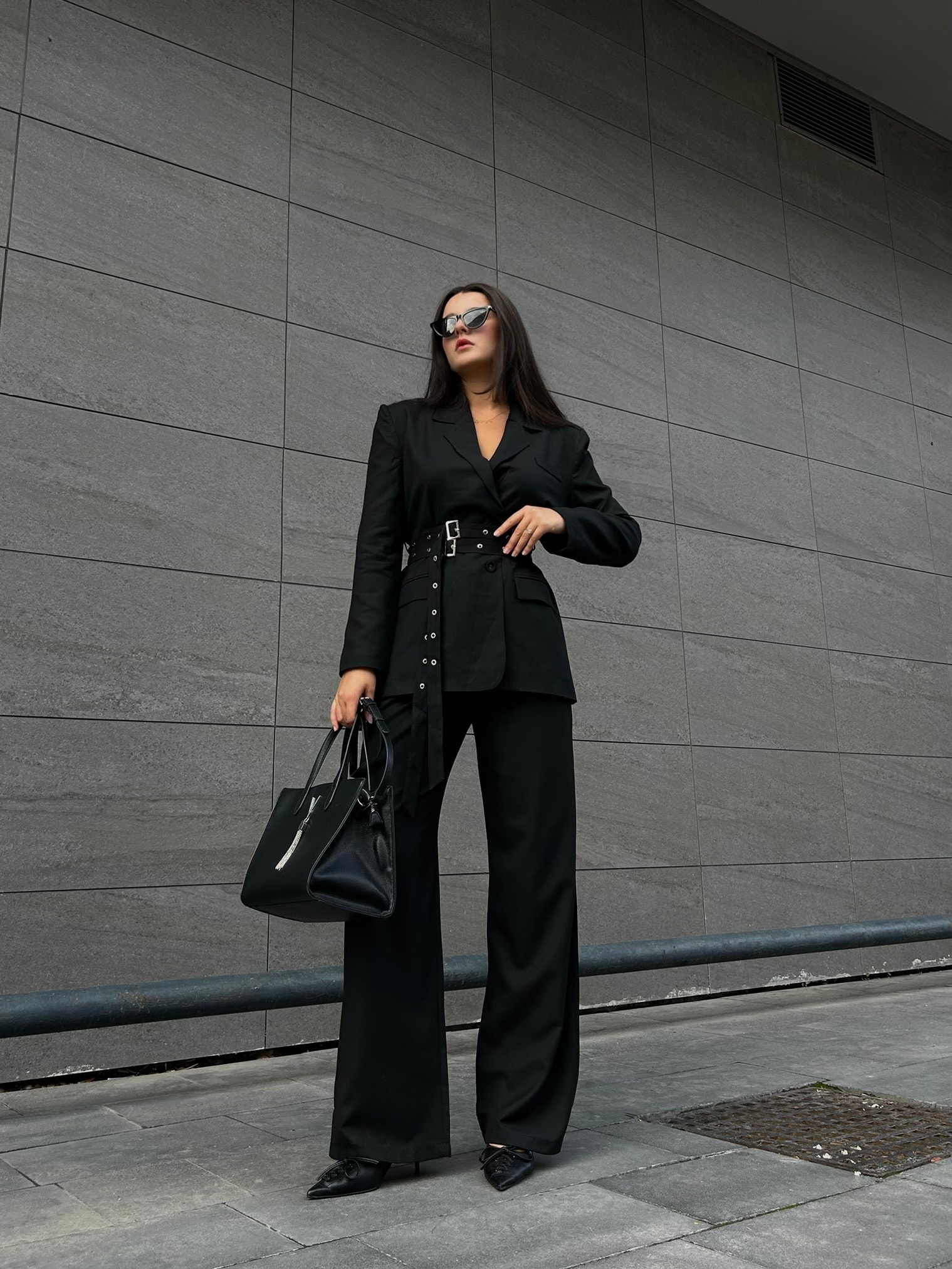 Siyah zımba kemerli blazer takım