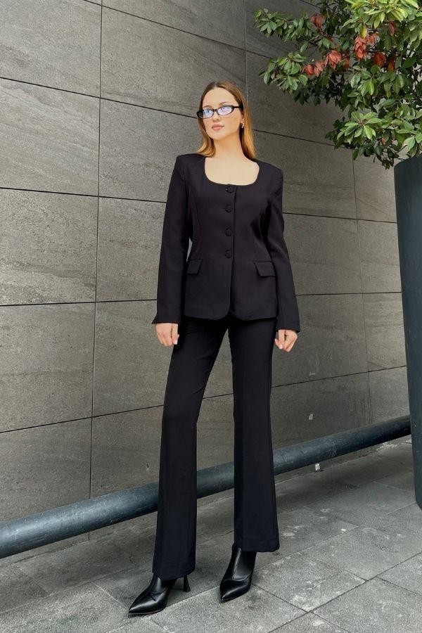 Siyah geniş yaka takım