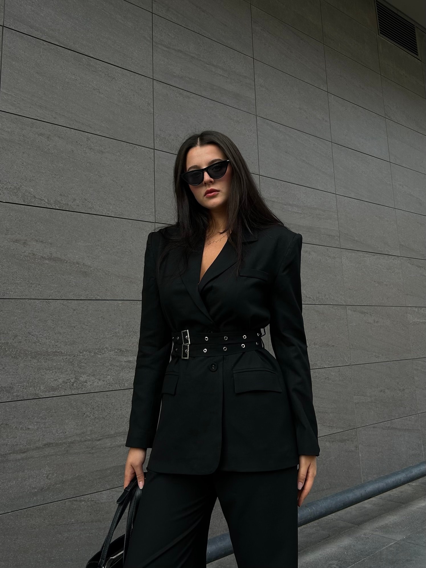 Siyah zımba kemerli blazer takım
