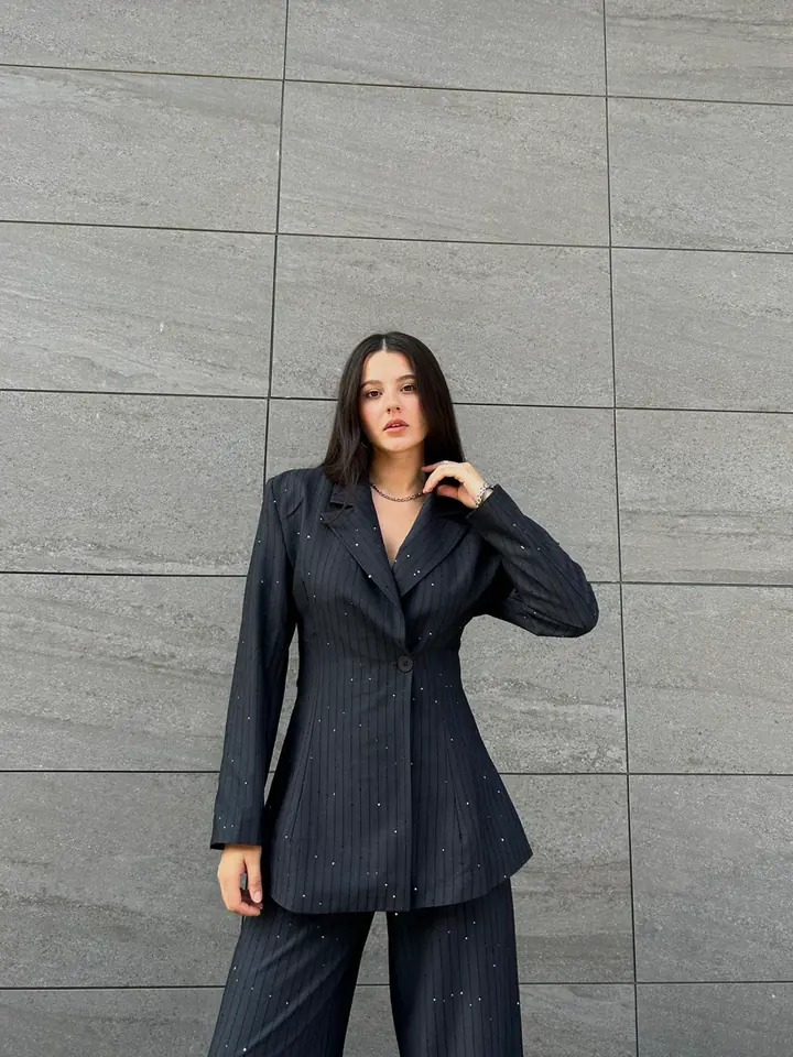 Siyah pullu bel detaylı ceket