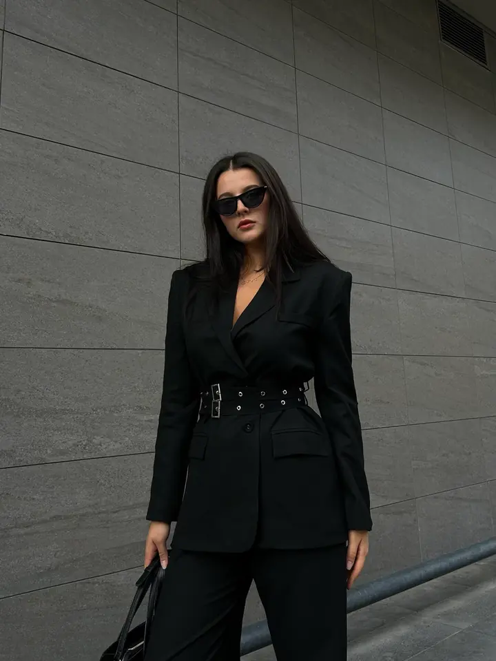 Siyah zımba kemerli blazer ceket