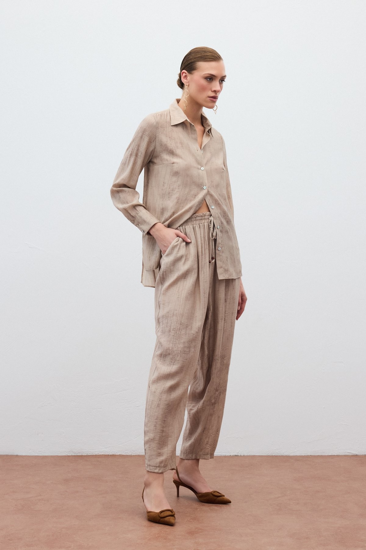 Bej batik desenli pantolon