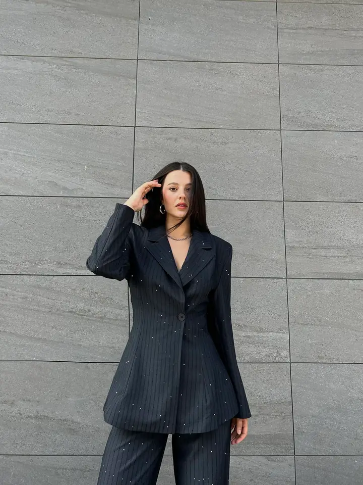 Siyah pullu bel detaylı ceket