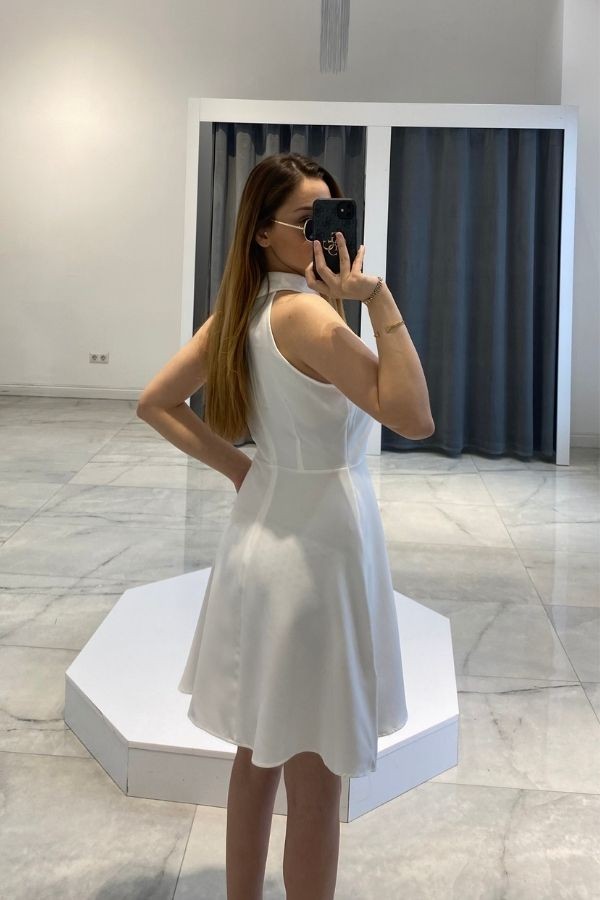 Beyaz gold düğmeli yakalı elbise
