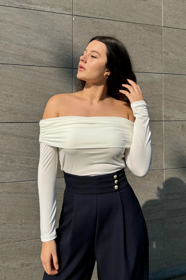 Beyaz madonna yaka bluz