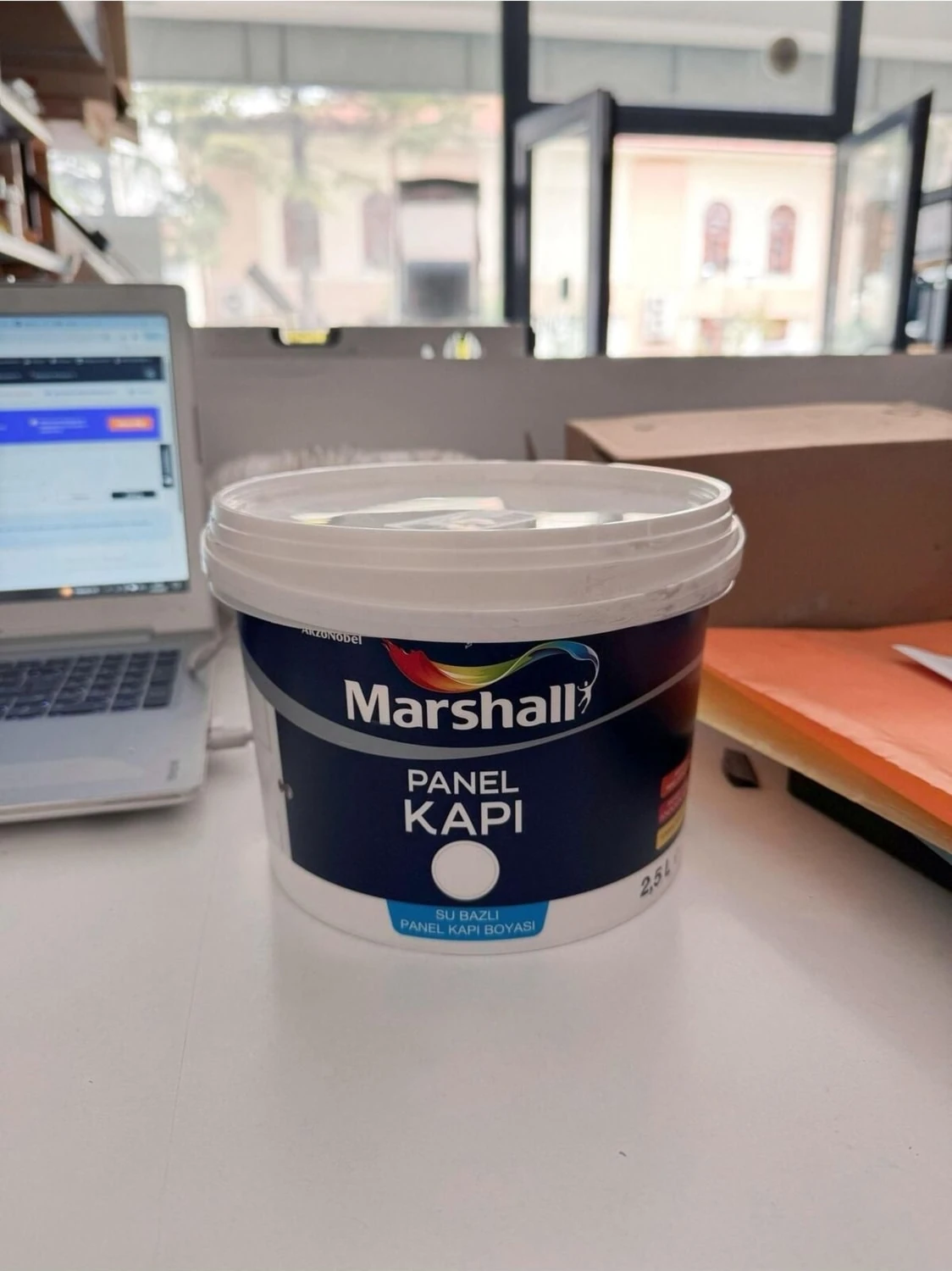 Beyaz Su Bazlı Yarı Mat Kapı Boyası - Yüksek Örtücülük ve Dayanıklılık, 2.5 Litre, İç Mekan Ahşaplar için Uygun