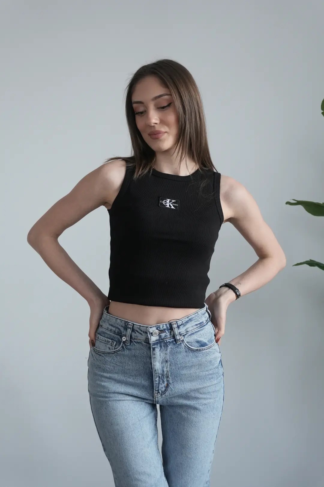 Halter Yaka Basic Üstler: 2025’te Şıklığın En Sade Hali