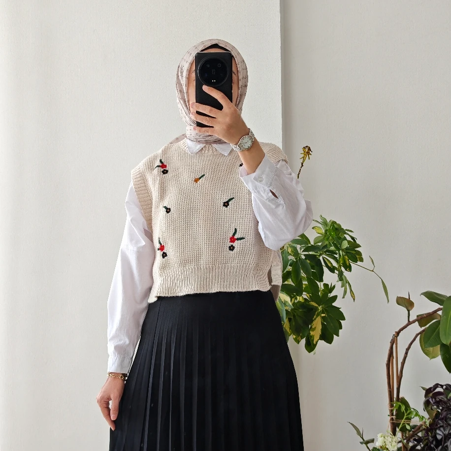 Ekru Çiçek İşlemeli Süveter - Ürün kodu 1014