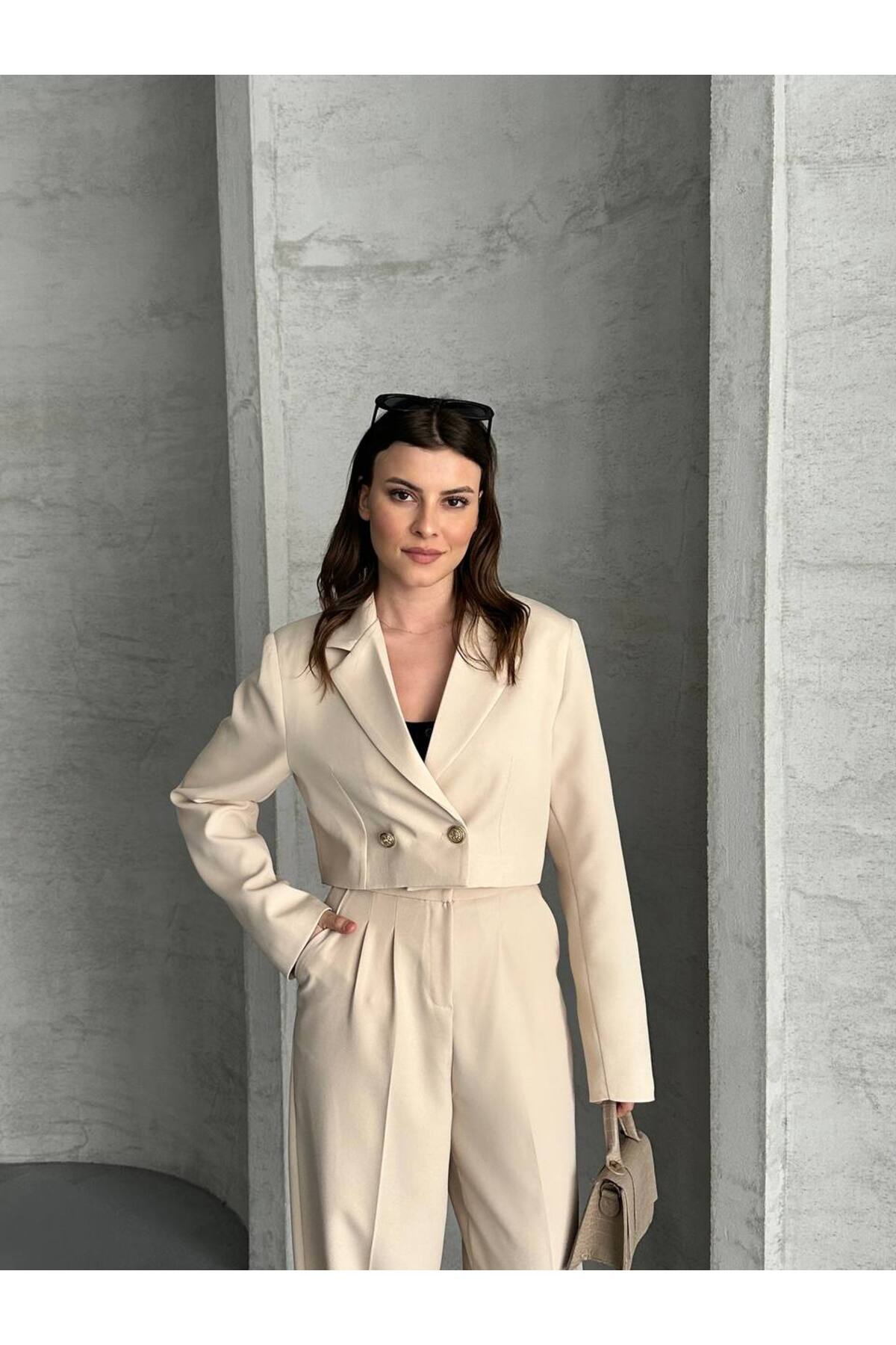 Gold Düğme Detaylı Crop Blazer Yelek