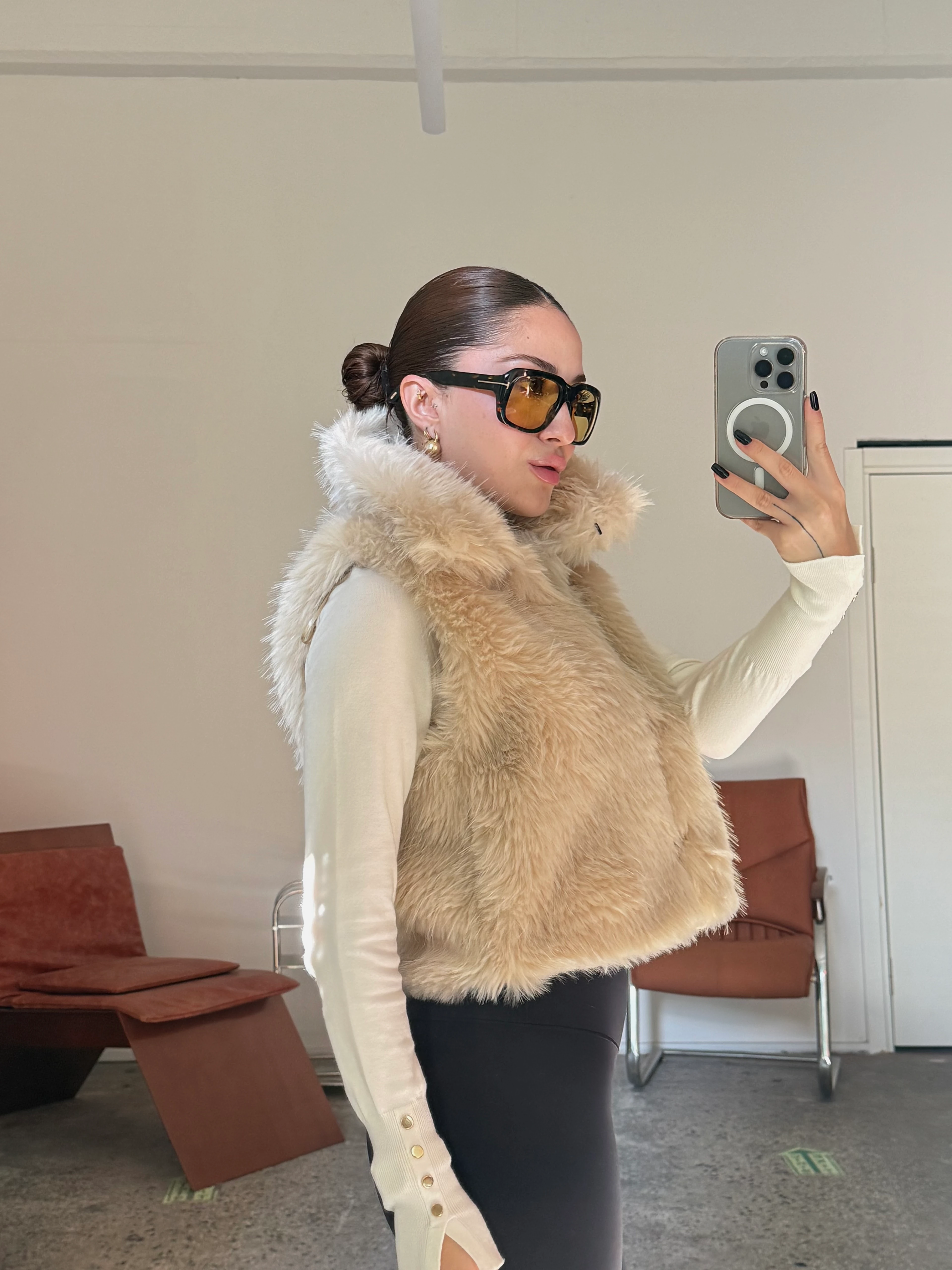  Dik Yaka Cep ve Astarlı Kısa Kürk Yelek