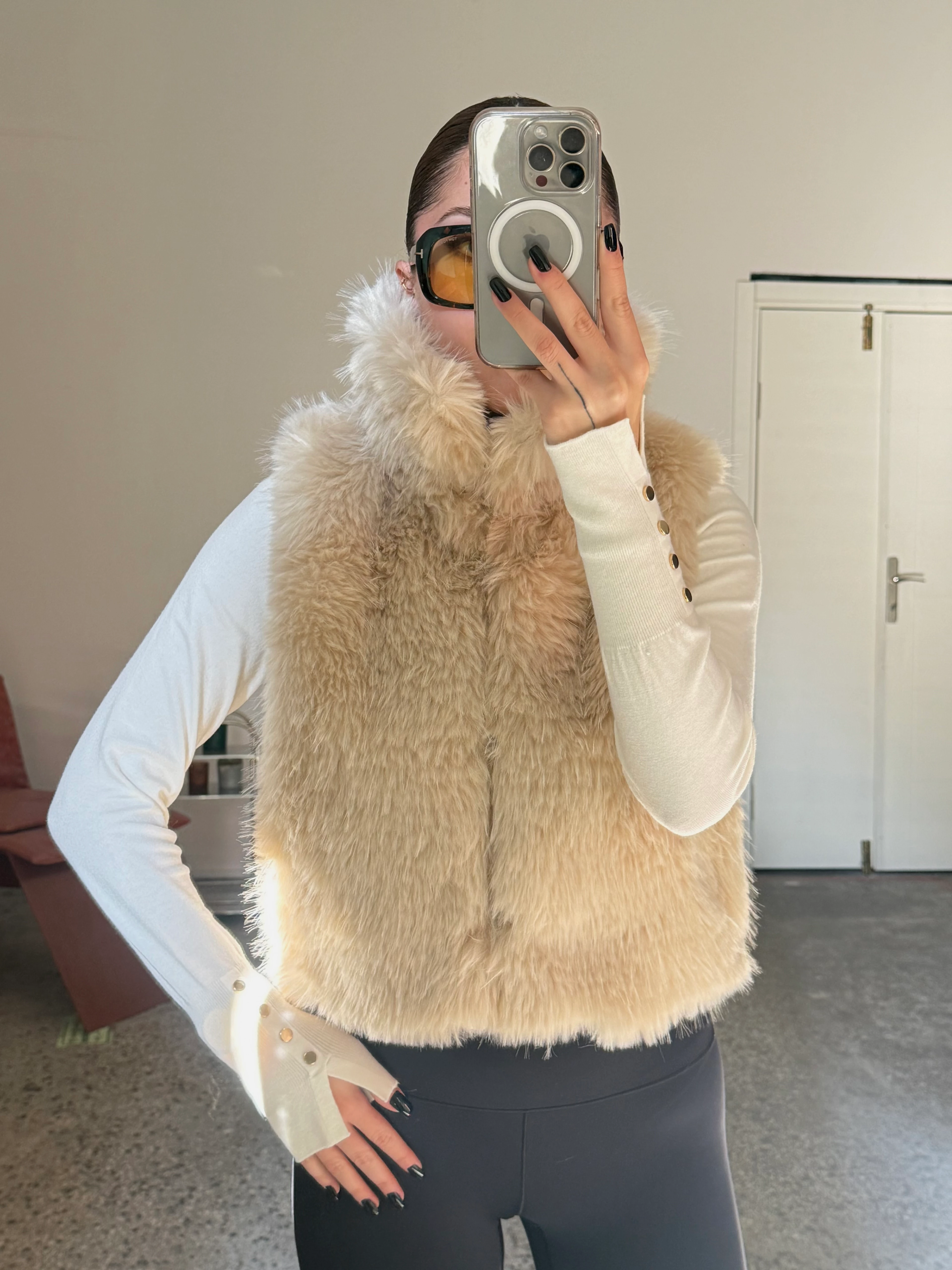  Dik Yaka Cep ve Astarlı Kısa Kürk Yelek