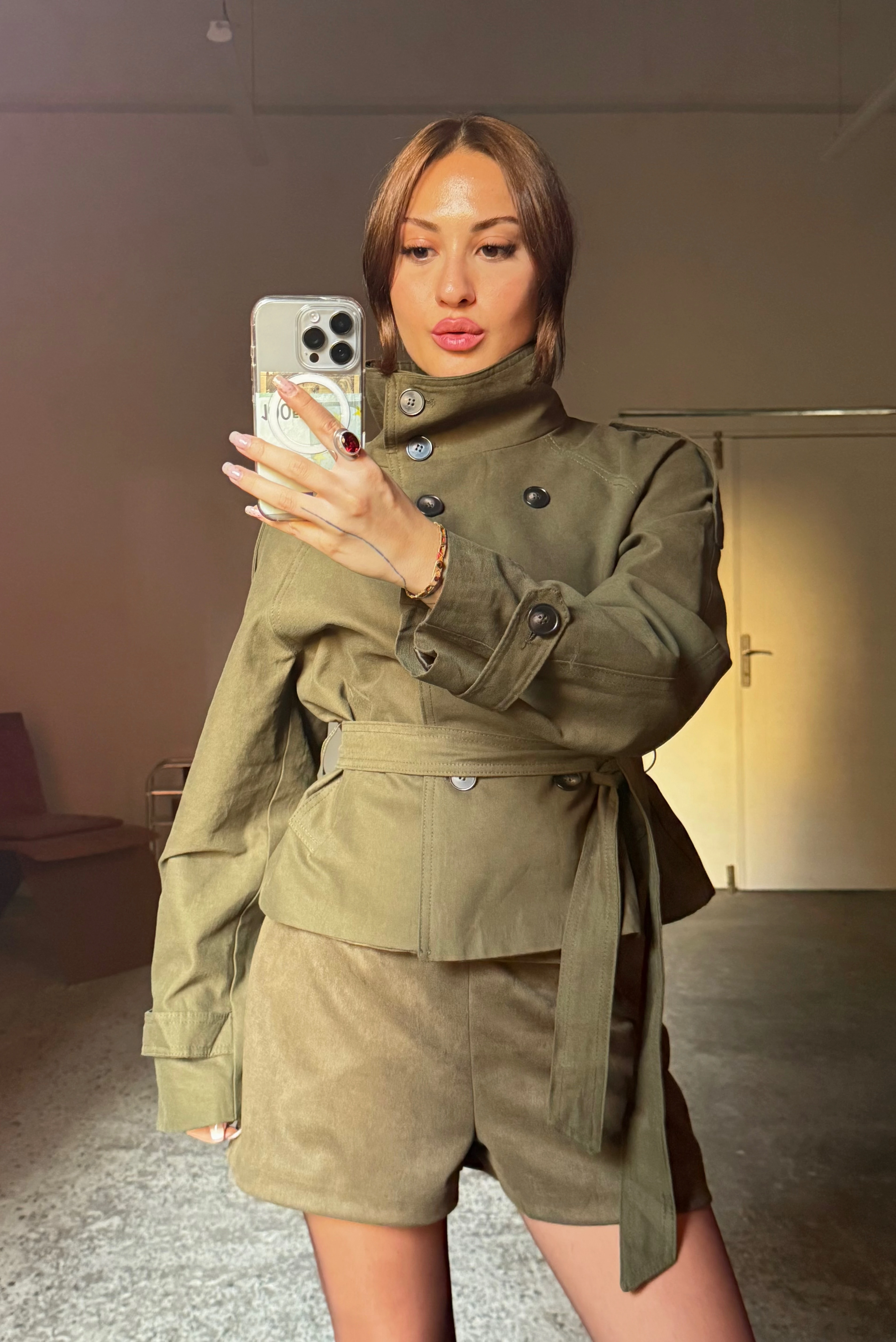 Dik Yaka, Rüzgarlık Detay Kısa Trençkot