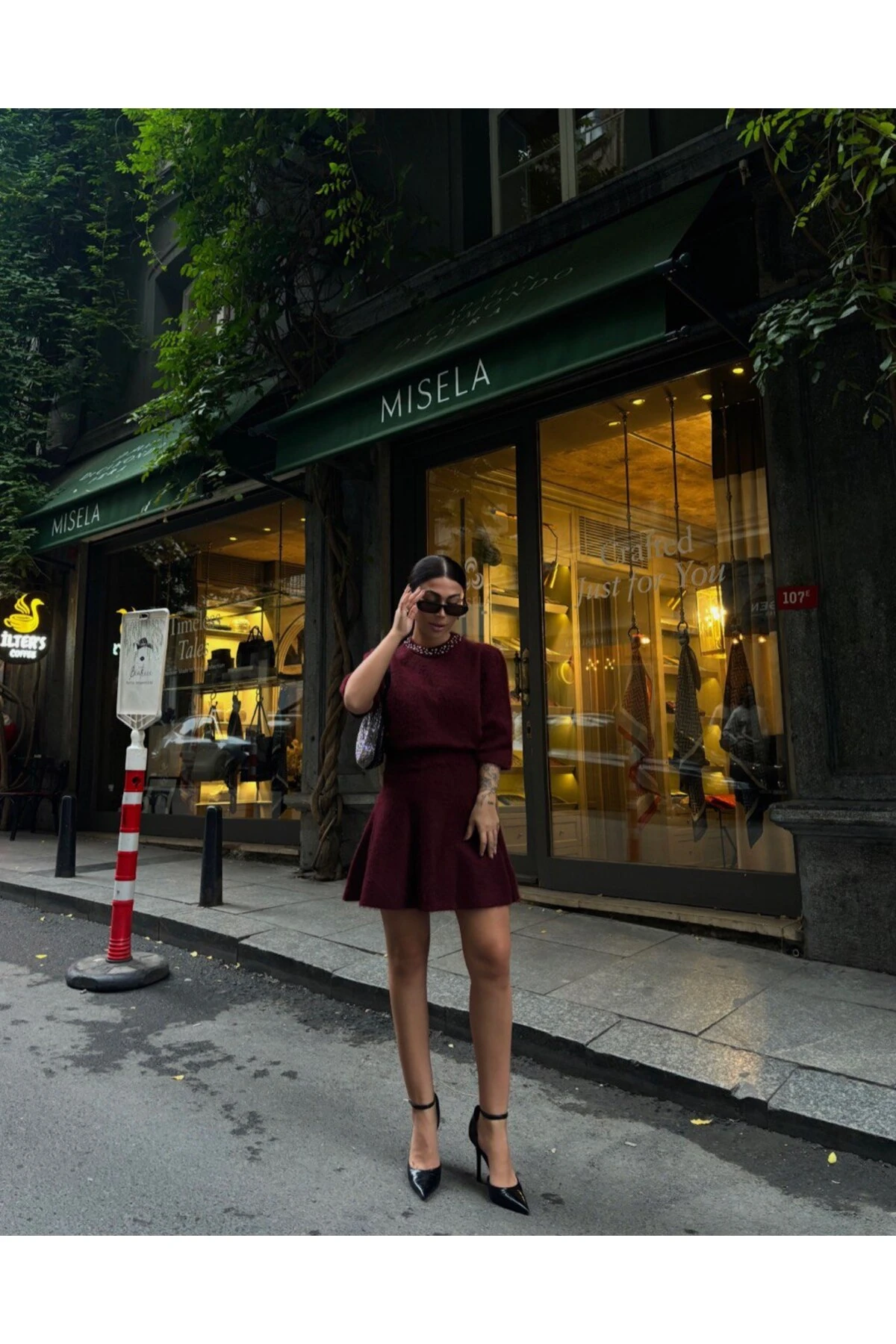 Kadın Yakası Aksesuar Detaylı Kısa Kol Triko Bluz-Etek 2'li Takım