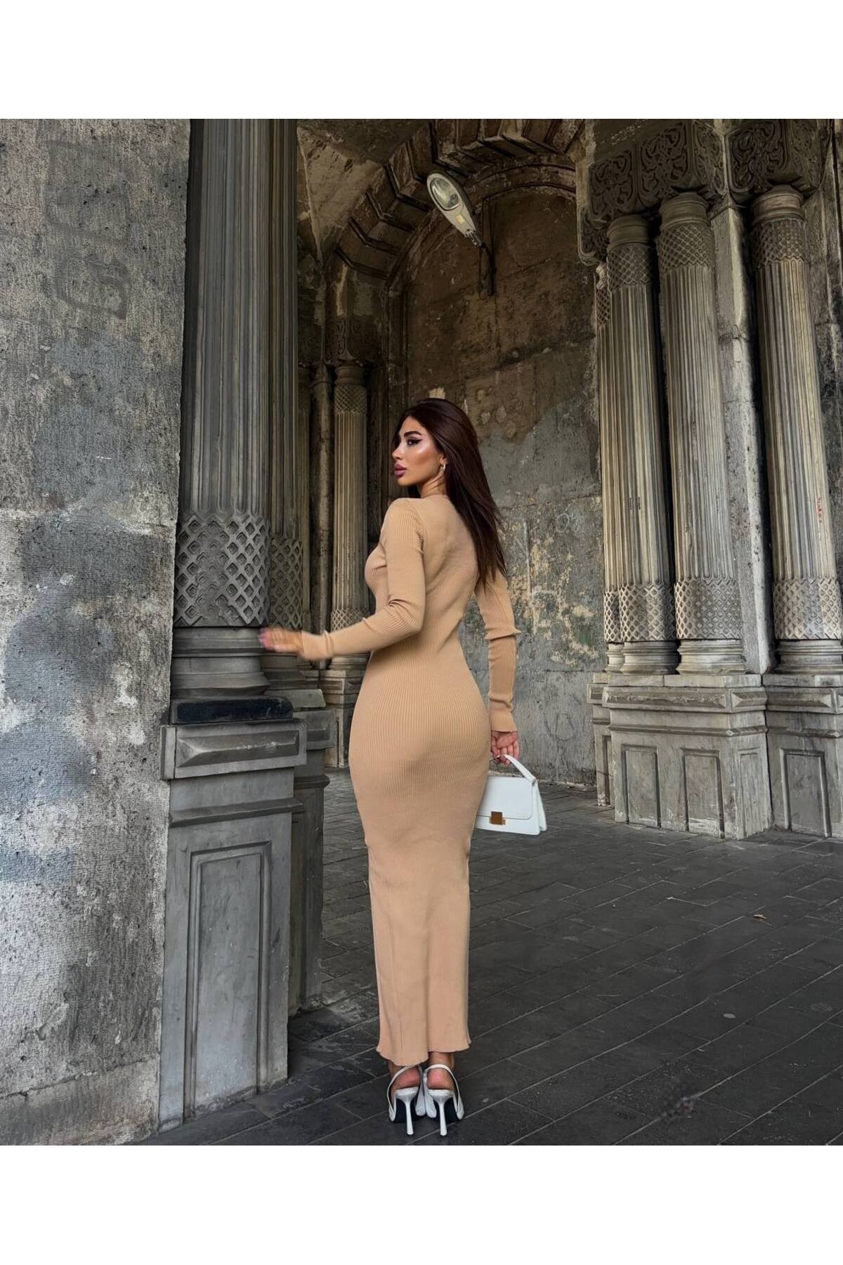 Düğme Detaylı Uzun Kol Maxi Boy Yırtmaçlı Triko Elbise