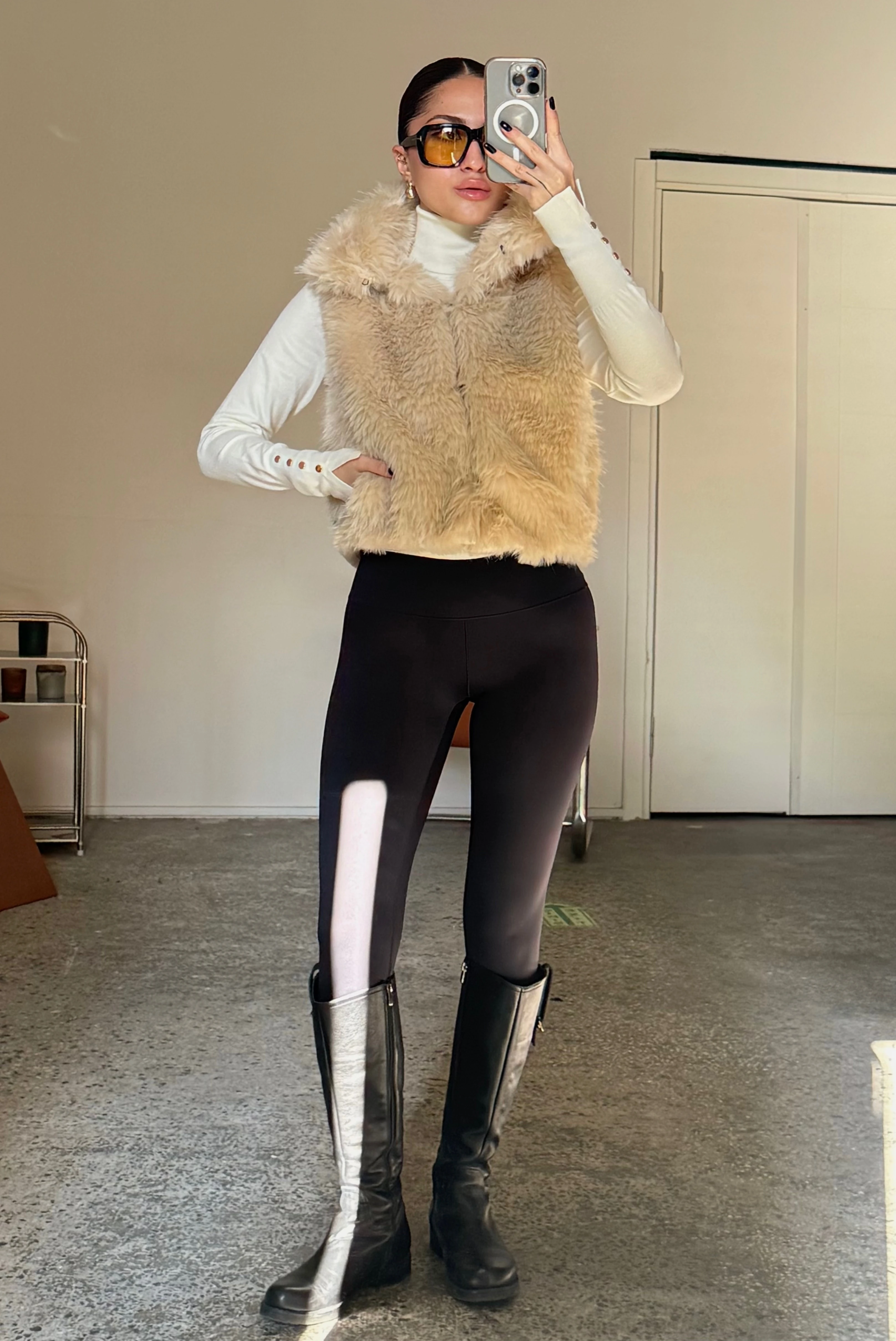  Dik Yaka Cep ve Astarlı Kısa Kürk Yelek