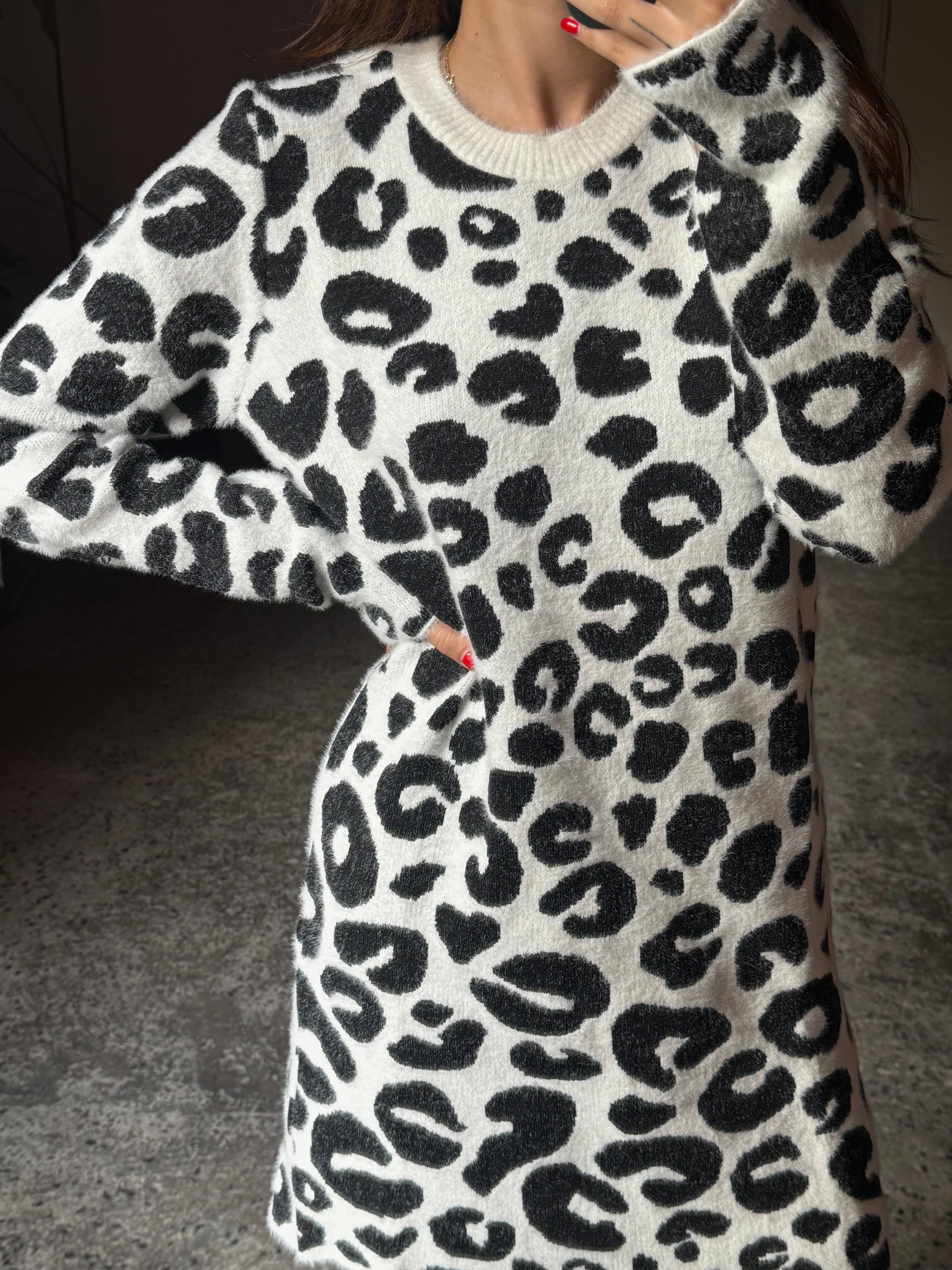 Beyaz Siyah Leopar Desenli Tüylü Tunik Elbise
