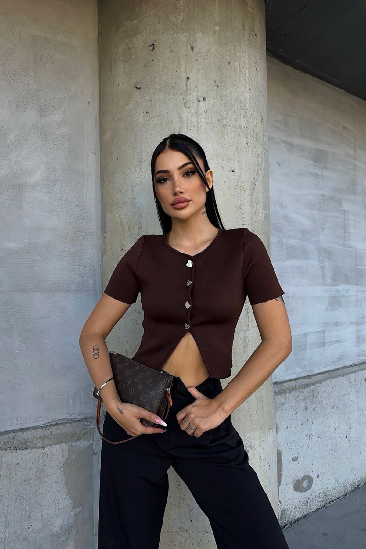 Gümüş Düğmeli Kısa Kollu Kahverengi Triko Bluz
