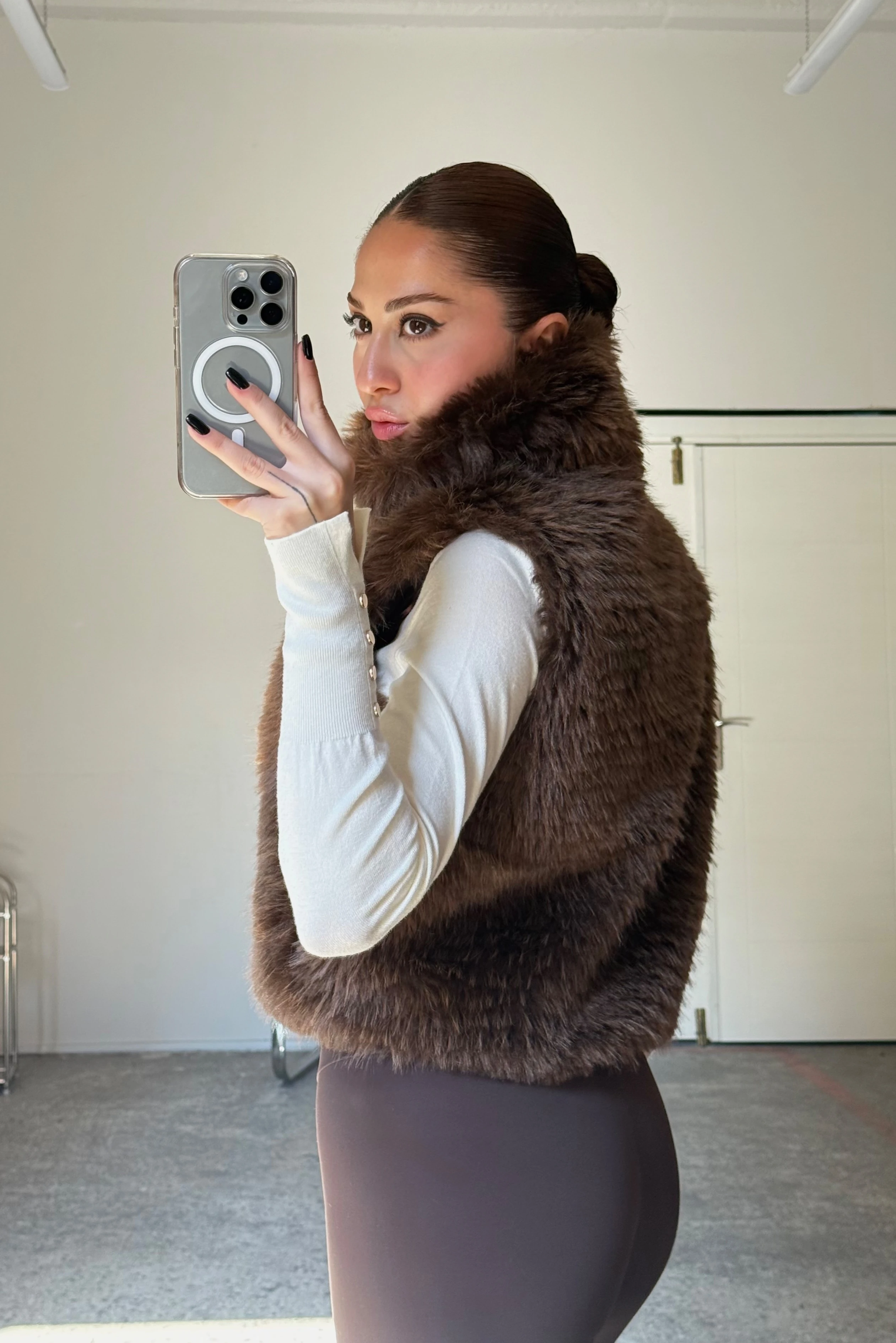  Dik Yaka Cep ve Astarlı Kısa Kürk Yelek