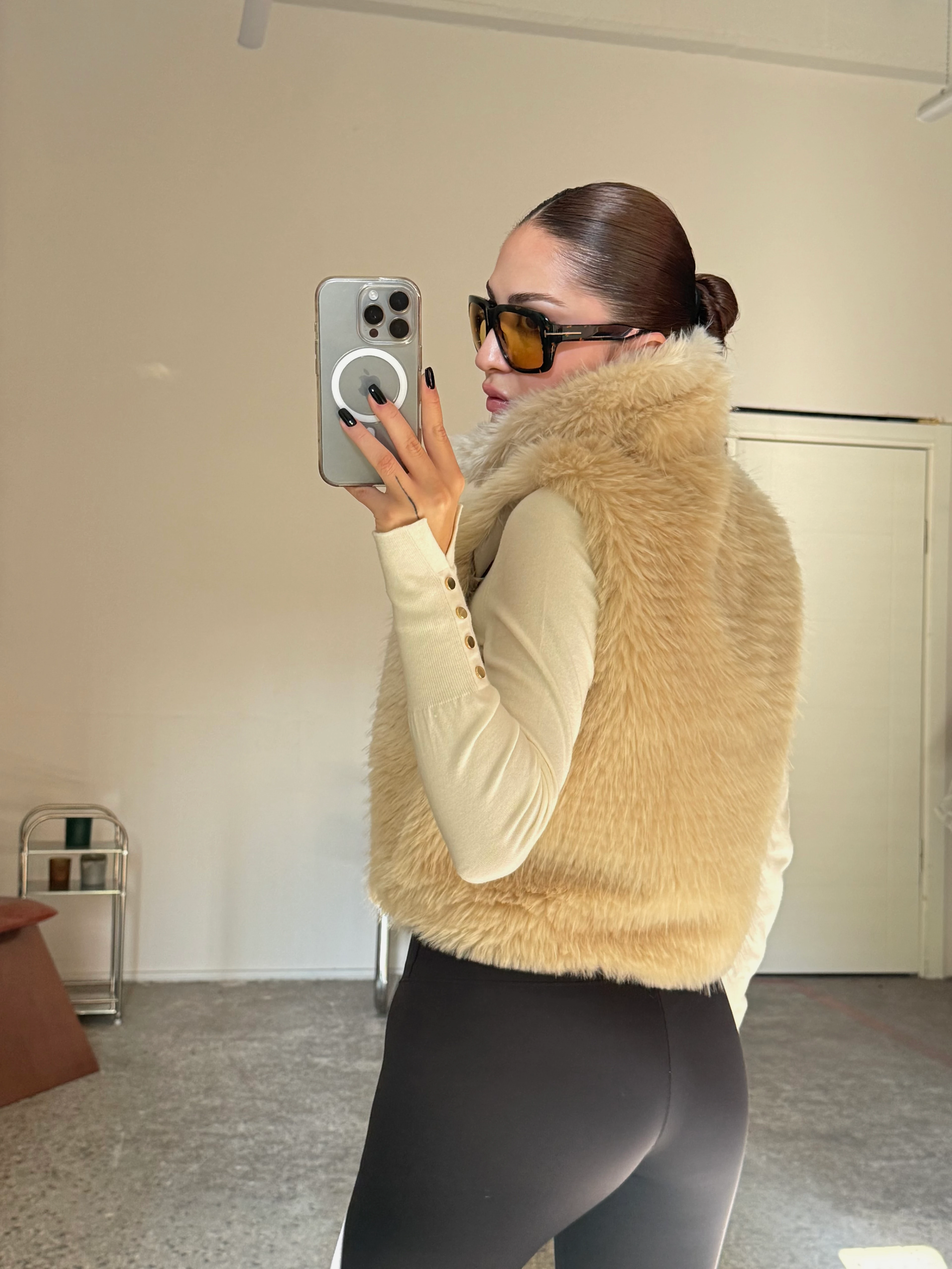  Dik Yaka Cep ve Astarlı Kısa Kürk Yelek