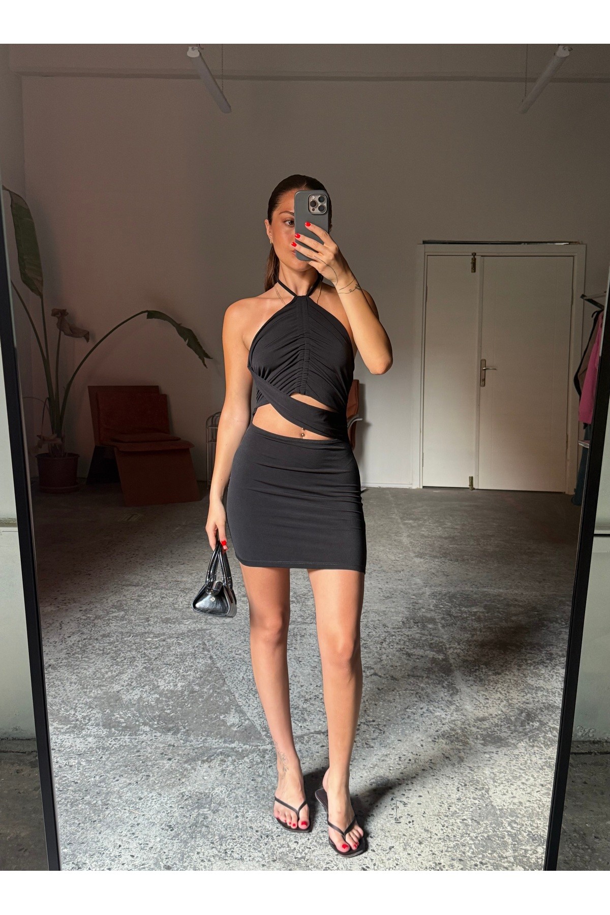 Cut out mini siyah boyundan bağlamalı elbise