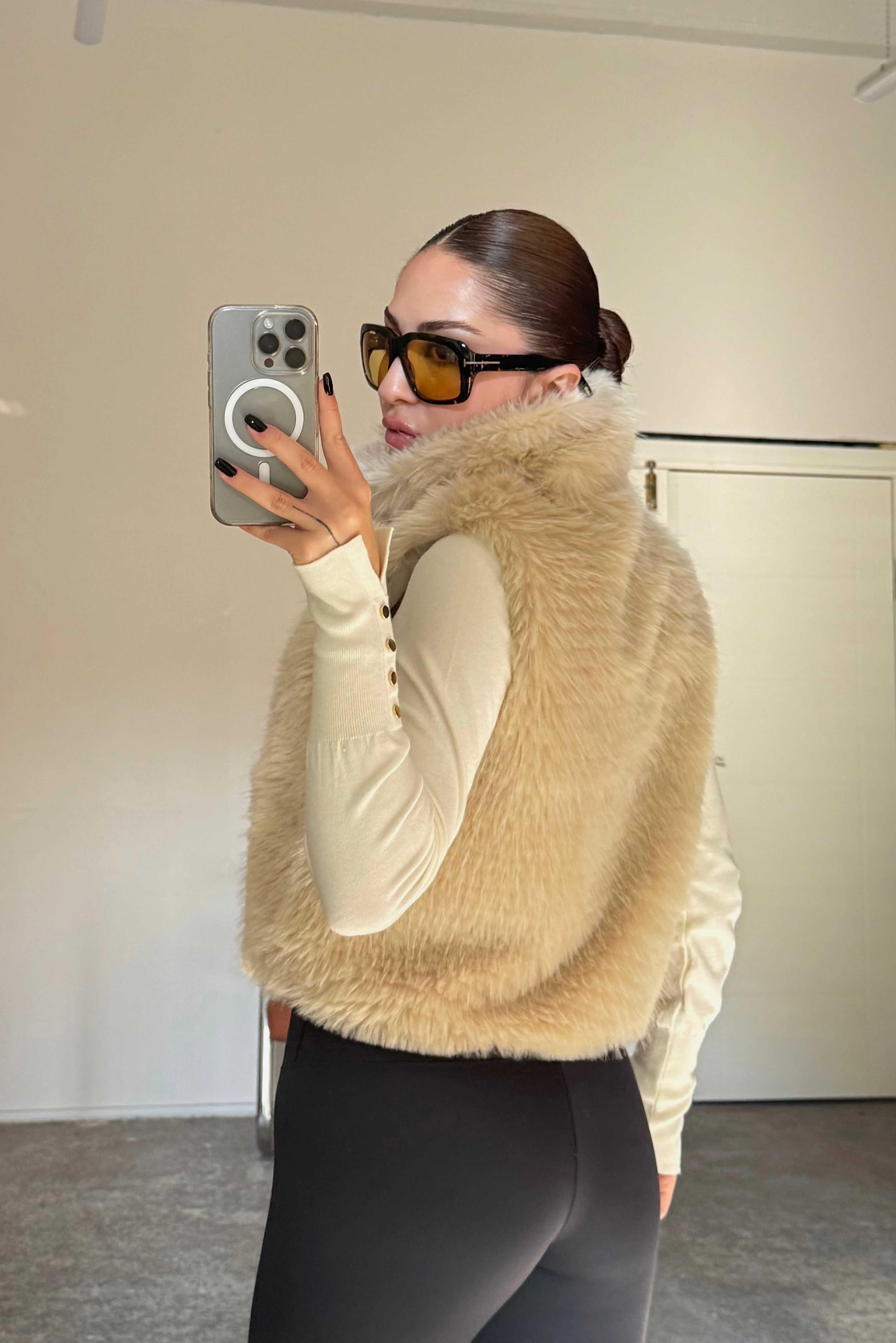  Dik Yaka Cep ve Astarlı Kısa Kürk Yelek