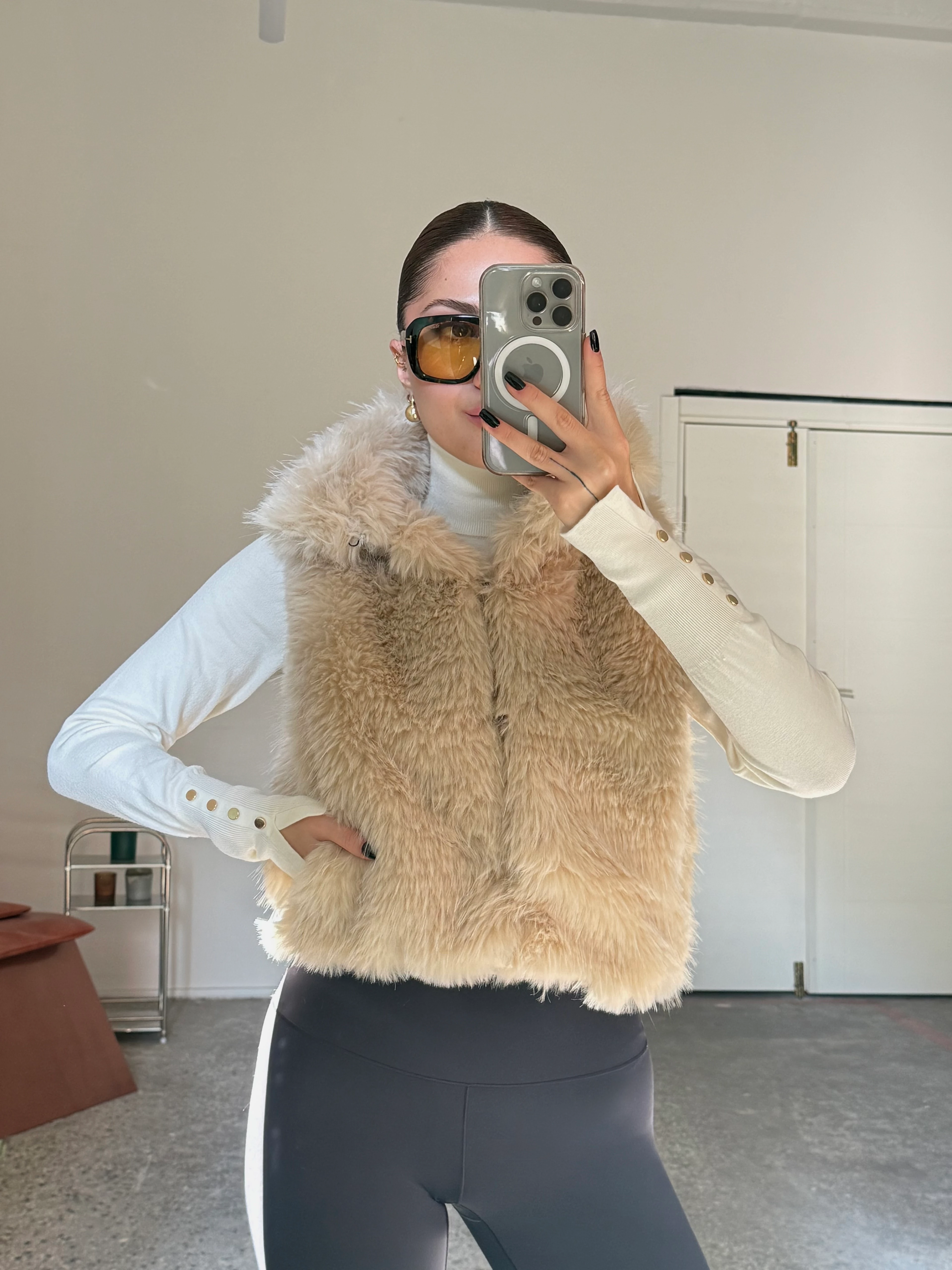  Dik Yaka Cep ve Astarlı Kısa Kürk Yelek