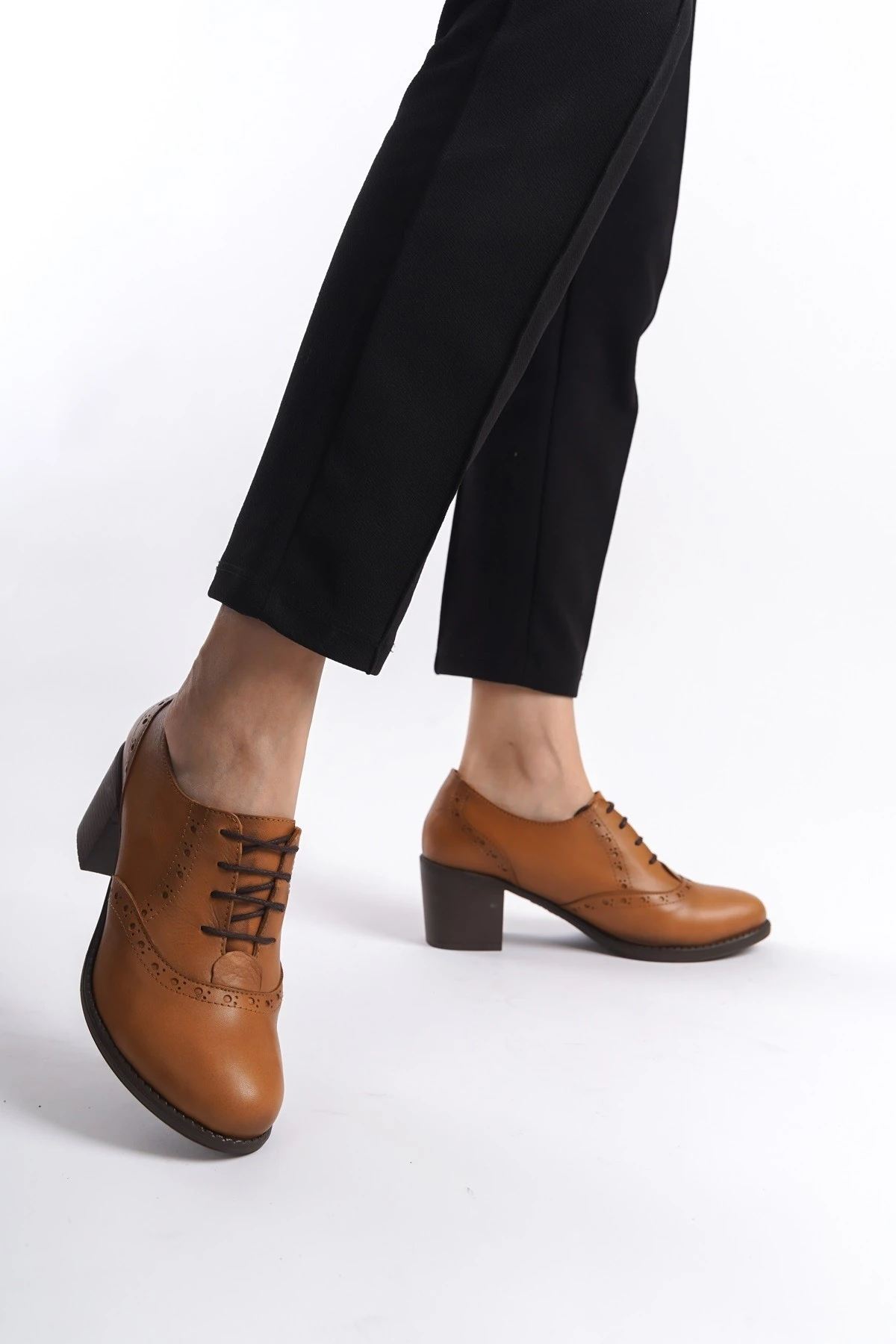 Kadın Hakiki Deri Bağcıklı Klasik Topuklu Ayakkabı