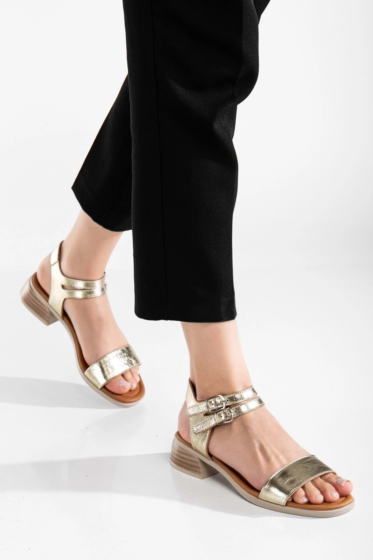 Kadın Hakiki Deri Bantlı Alçak Topuklu Sandalet