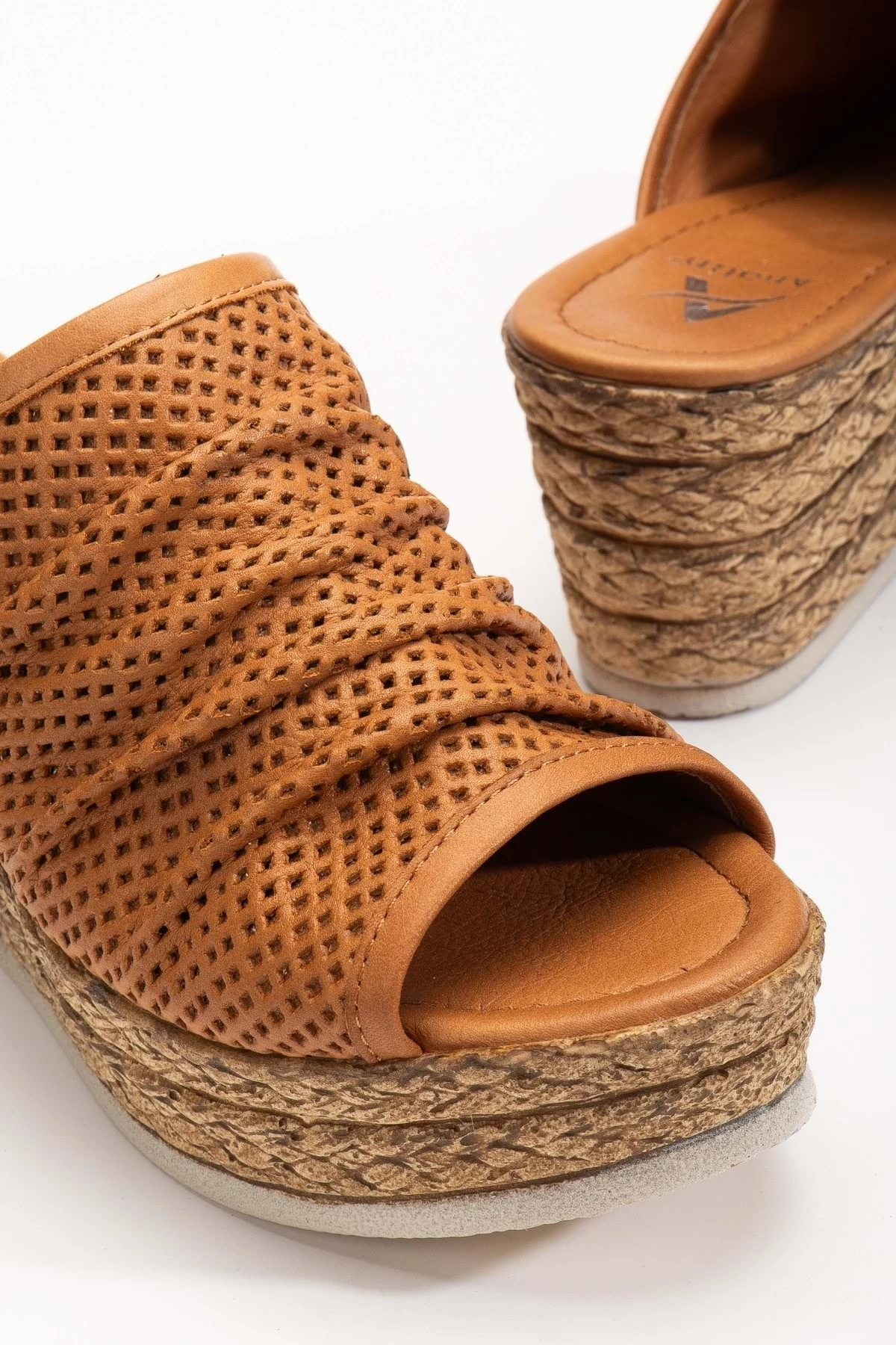 Kadın Hakiki Deri Dolgu Topuk Terlik - Taba