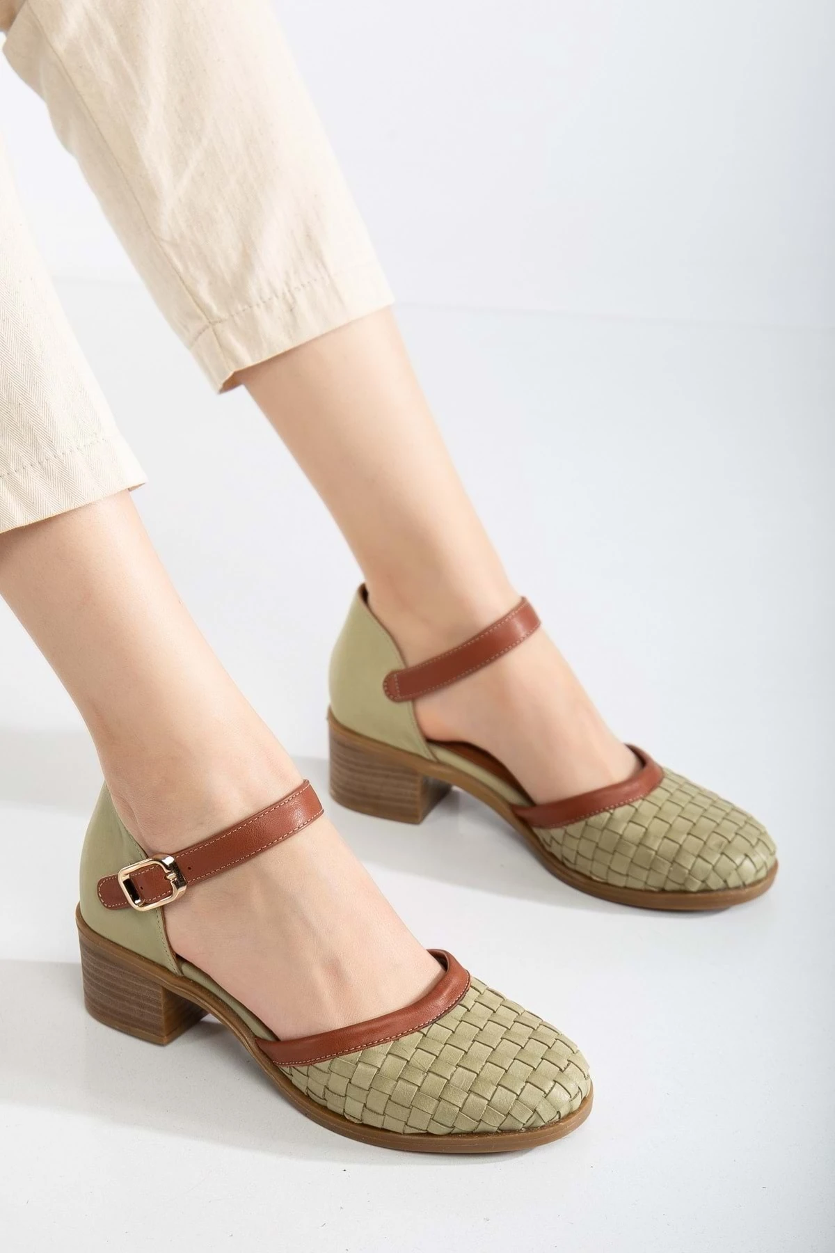 Kadın Hakiki Deri Burnu Kapalı Örgülü Sandalet