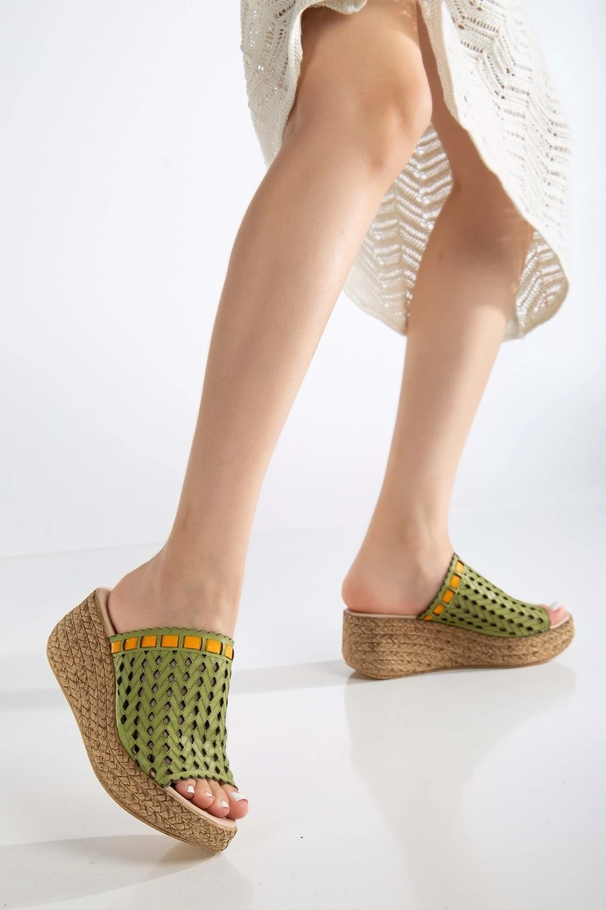 Kadın Hakiki Deri Lazerli Dolgu Topuk Terlik - Fıstık Yeşili