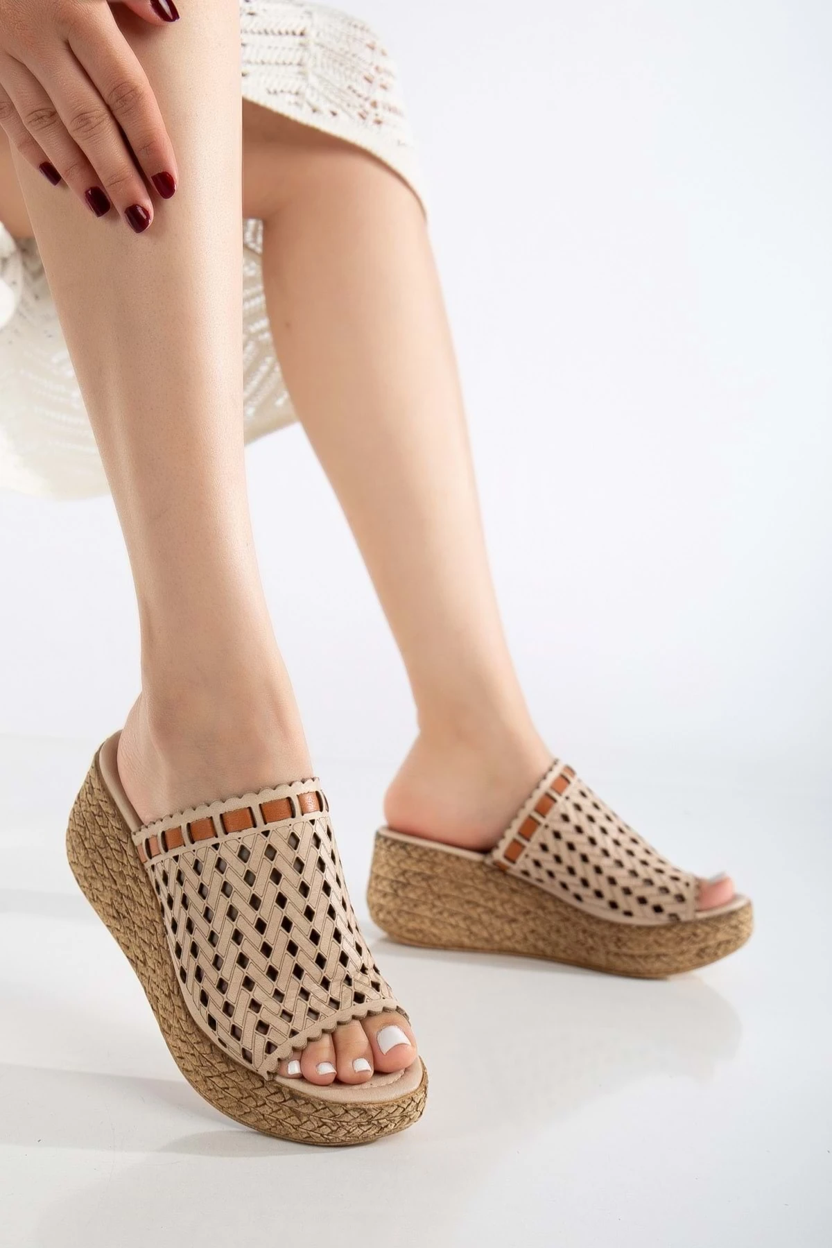 Kadın Hakiki Deri Lazerli Dolgu Topuk Terlik - Bej