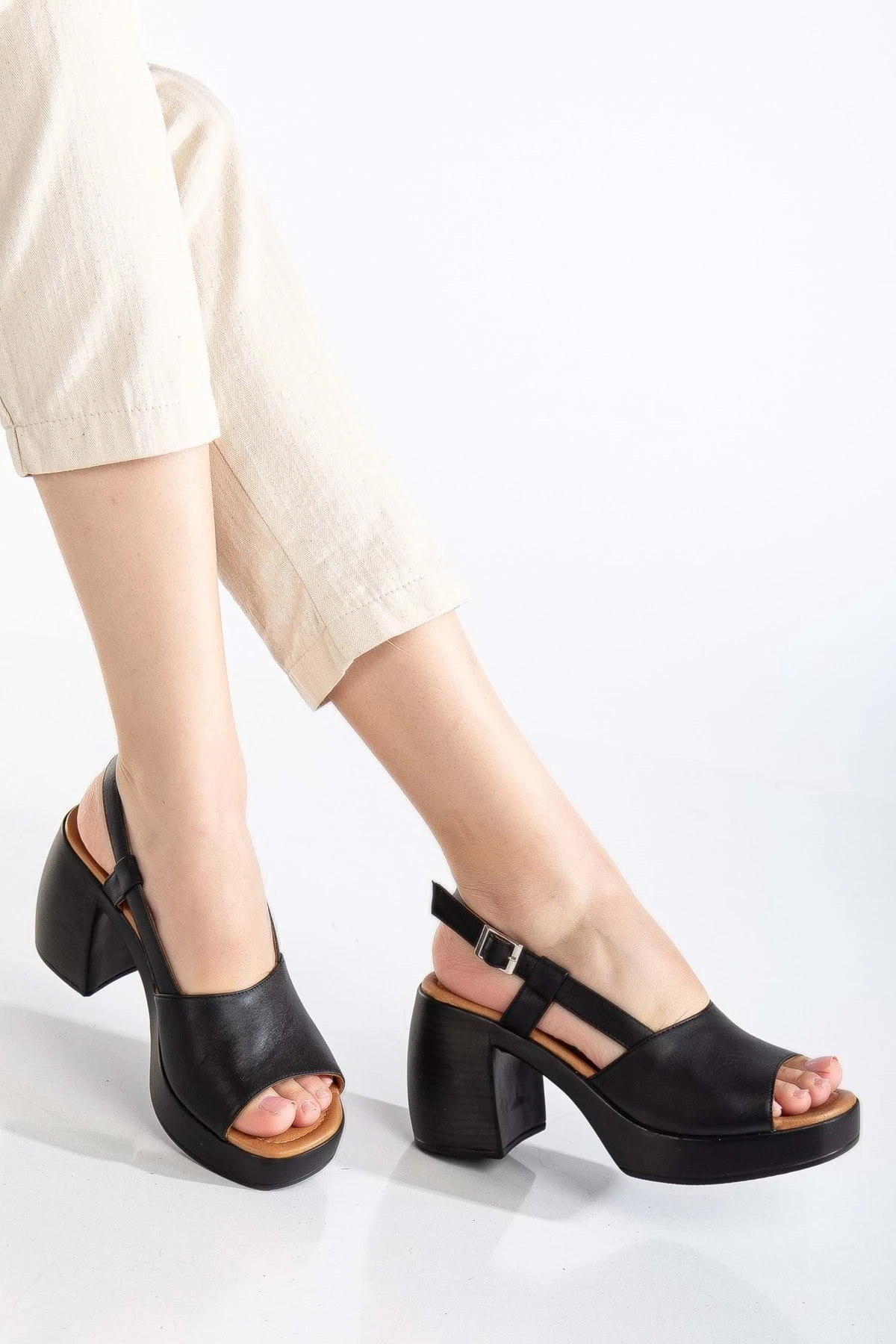 Kadın Hakiki Deri Bilekten Bağlı Kalın Topuklu Sandalet