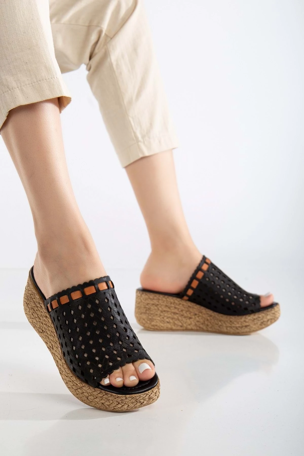 Kadın Hakiki Deri Lazerli Dolgu Topuk Terlik - SİYAH