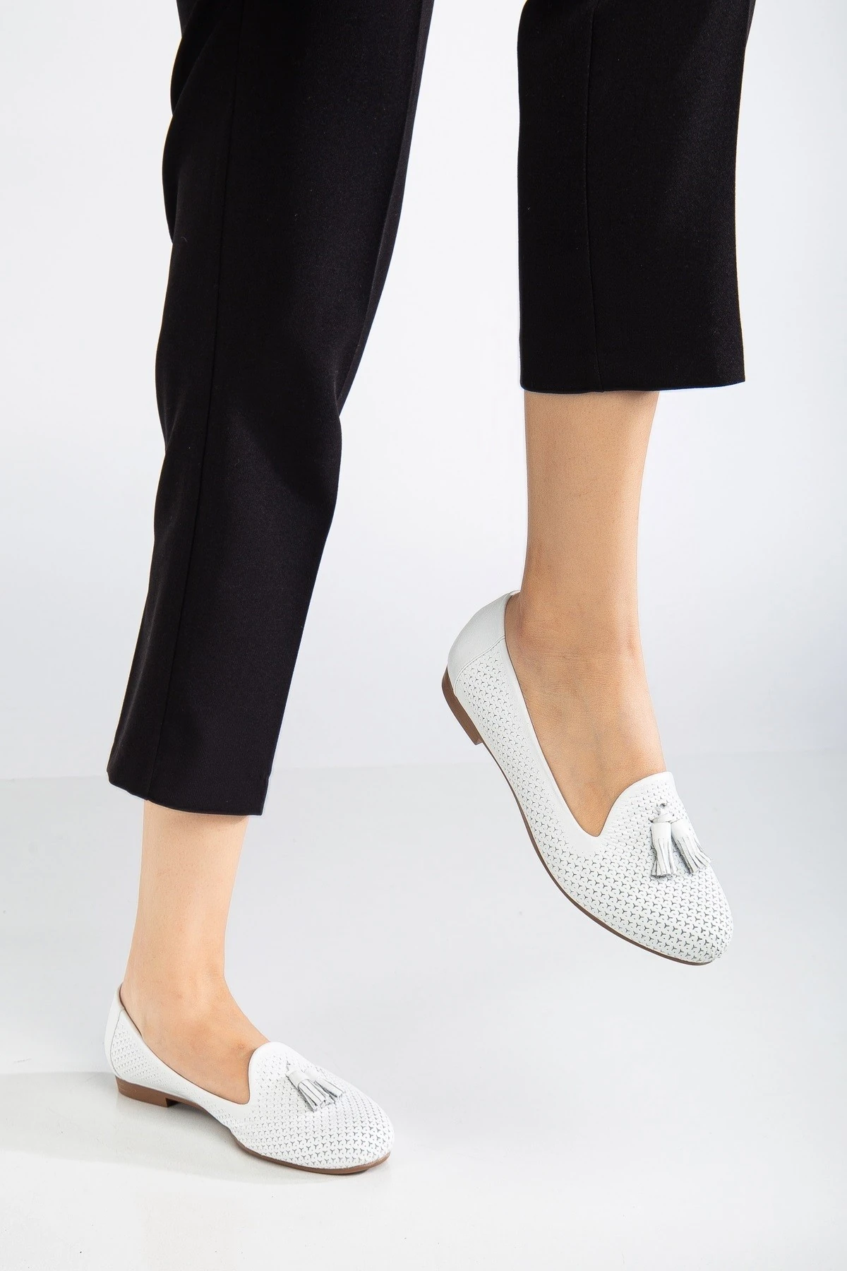 Kadın Hakiki Deri Baskılı Püsküllü Babet - BEYAZ