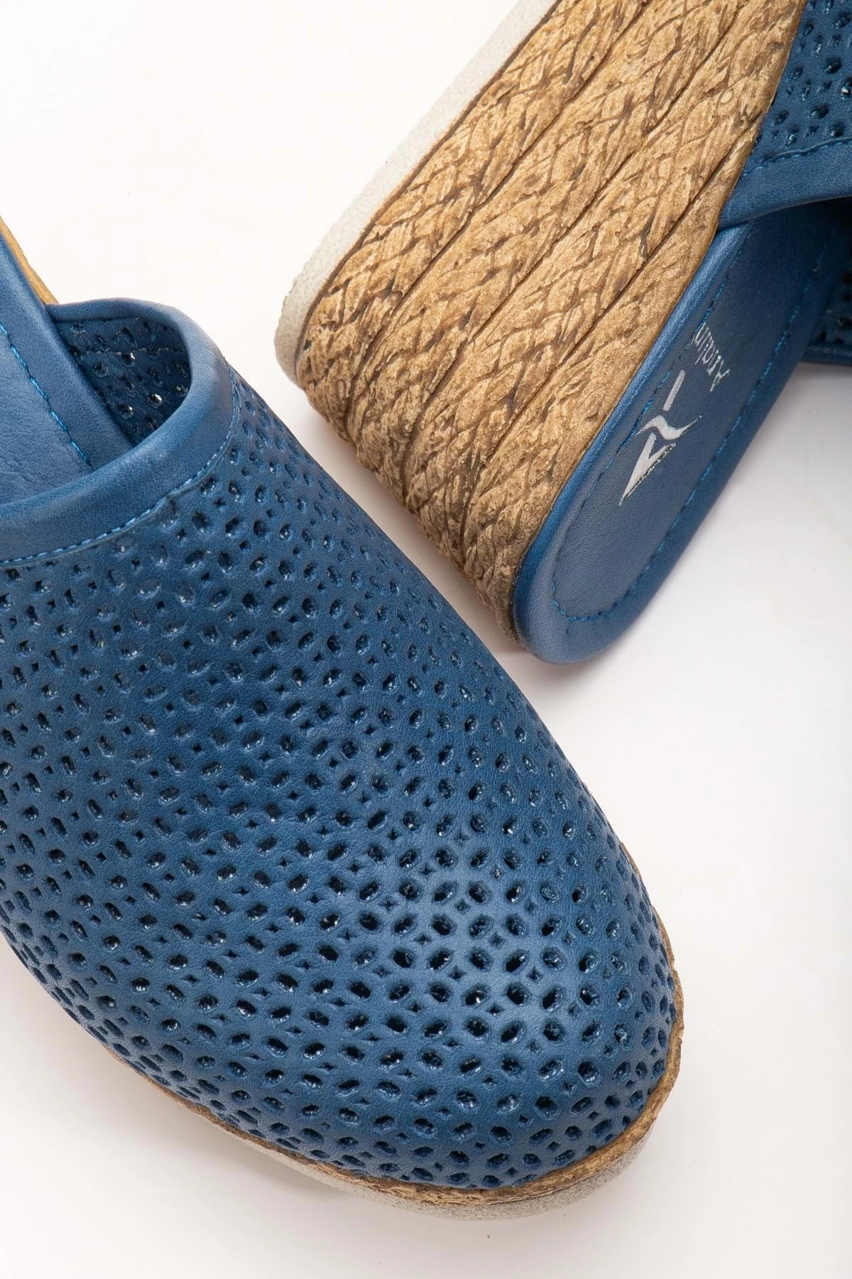 Kadın Hakiki Deri Burnu Kapalı Dolgu Topuk Terlik - WISHES/KOT