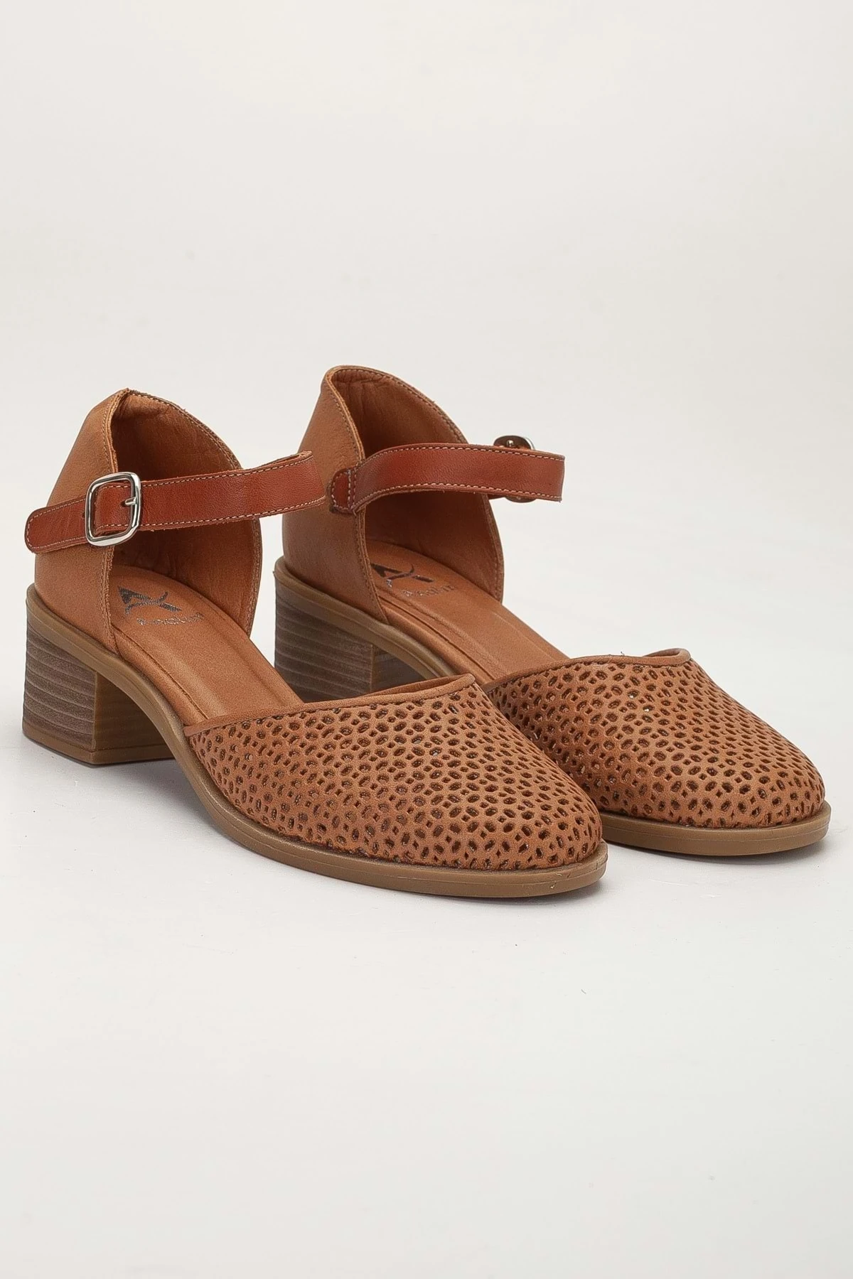 Kadın Hakiki Deri Burnu Kapalı Delikli Sandalet - Taba