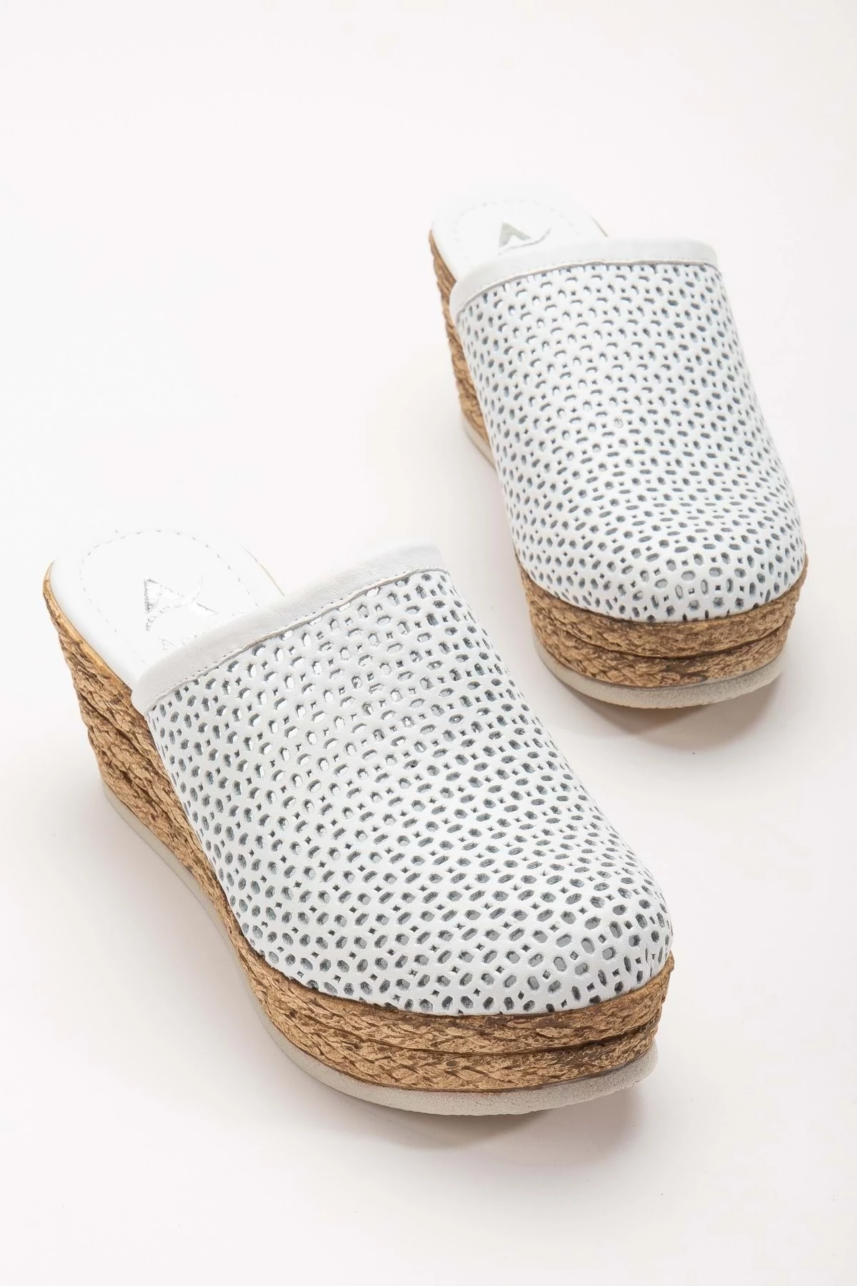 Kadın Hakiki Deri Burnu Kapalı Dolgu Topuk Terlik - BEYAZ