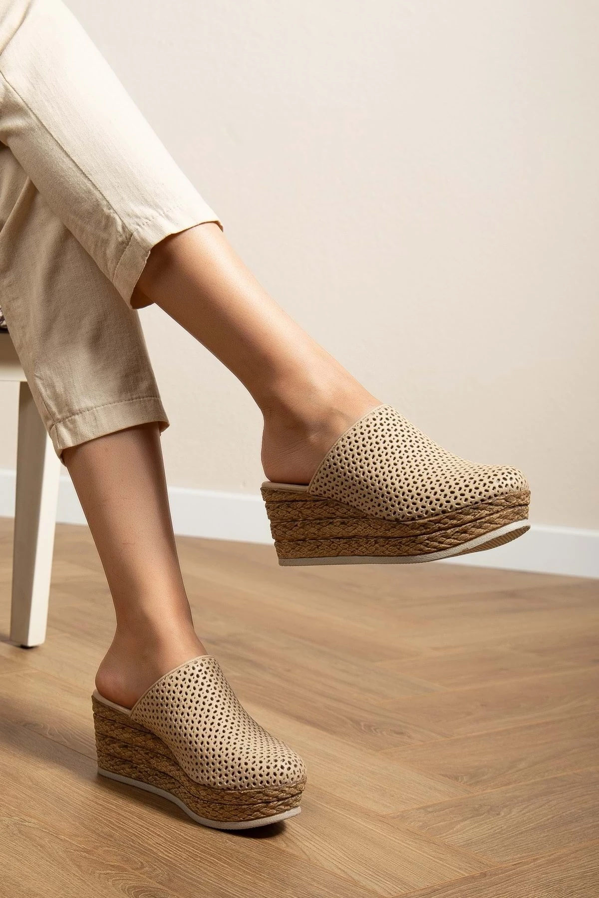 Kadın Hakiki Deri Burnu Kapalı Dolgu Topuk Terlik - Bej