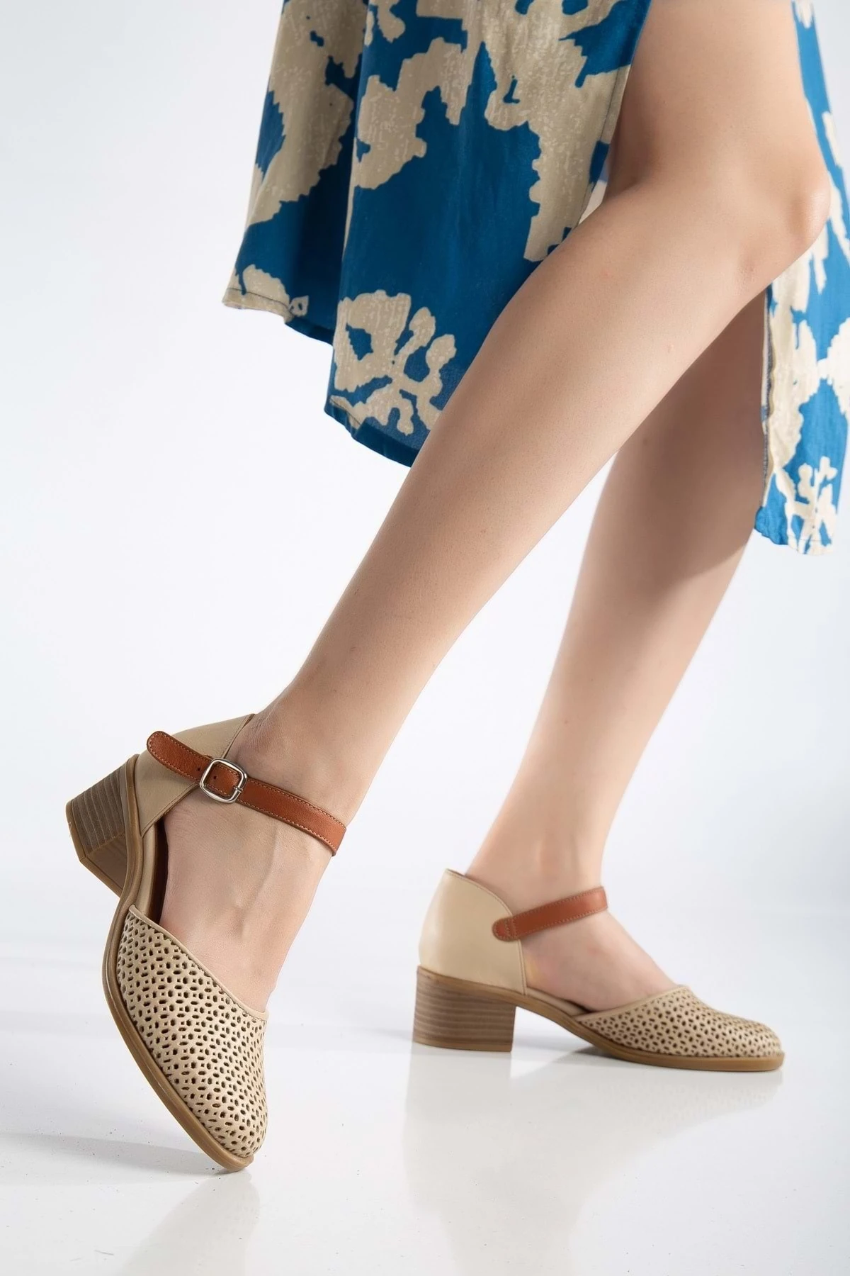 Kadın Hakiki Deri Burnu Kapalı Delikli Sandalet - Bej